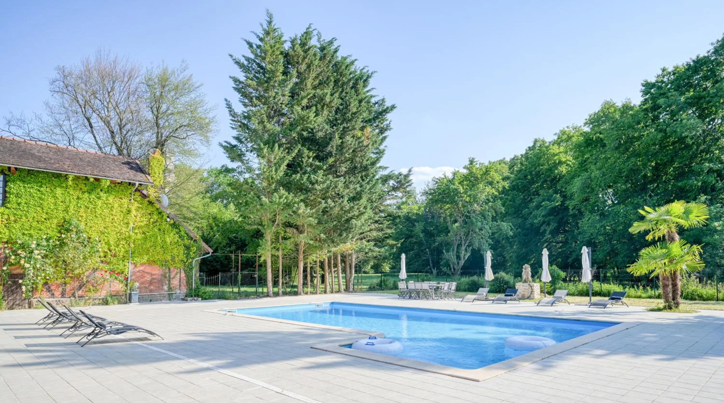 Swimming pool in Le Petit Château de Barbizon au Bois du Mée