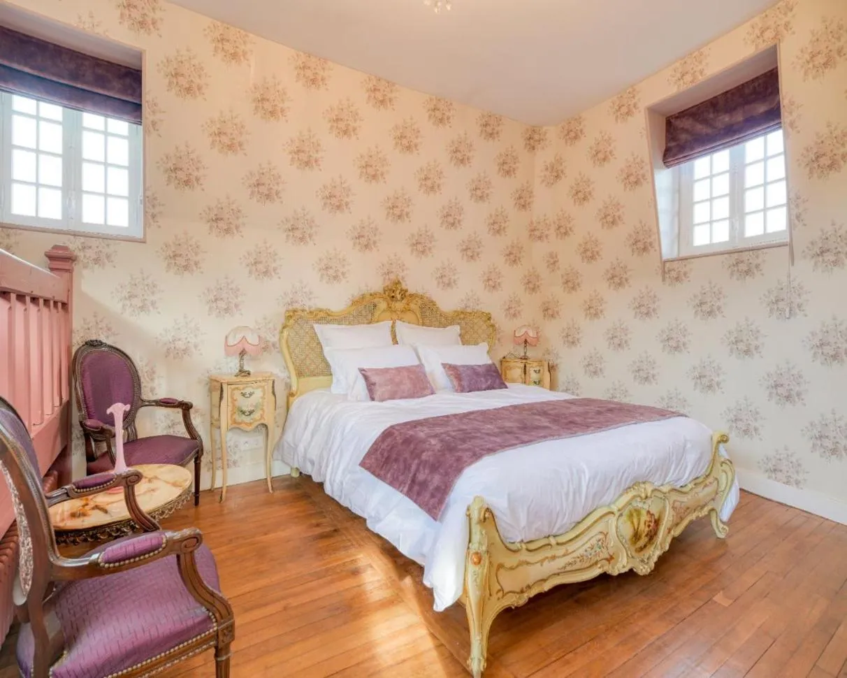 Bed in Le Petit Château de Barbizon au Bois du Mée