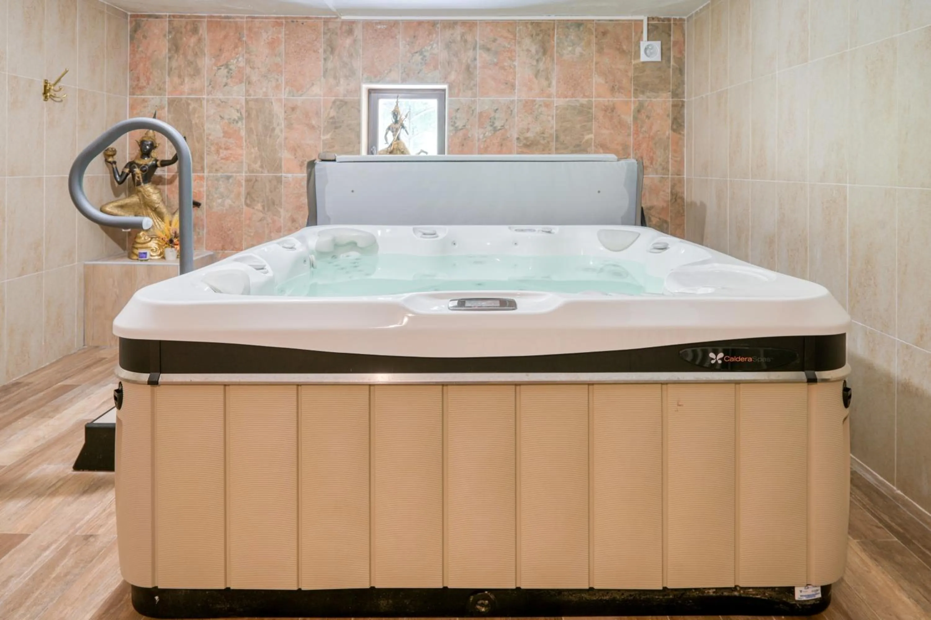 Hot Tub in Le Petit Château de Barbizon au Bois du Mée