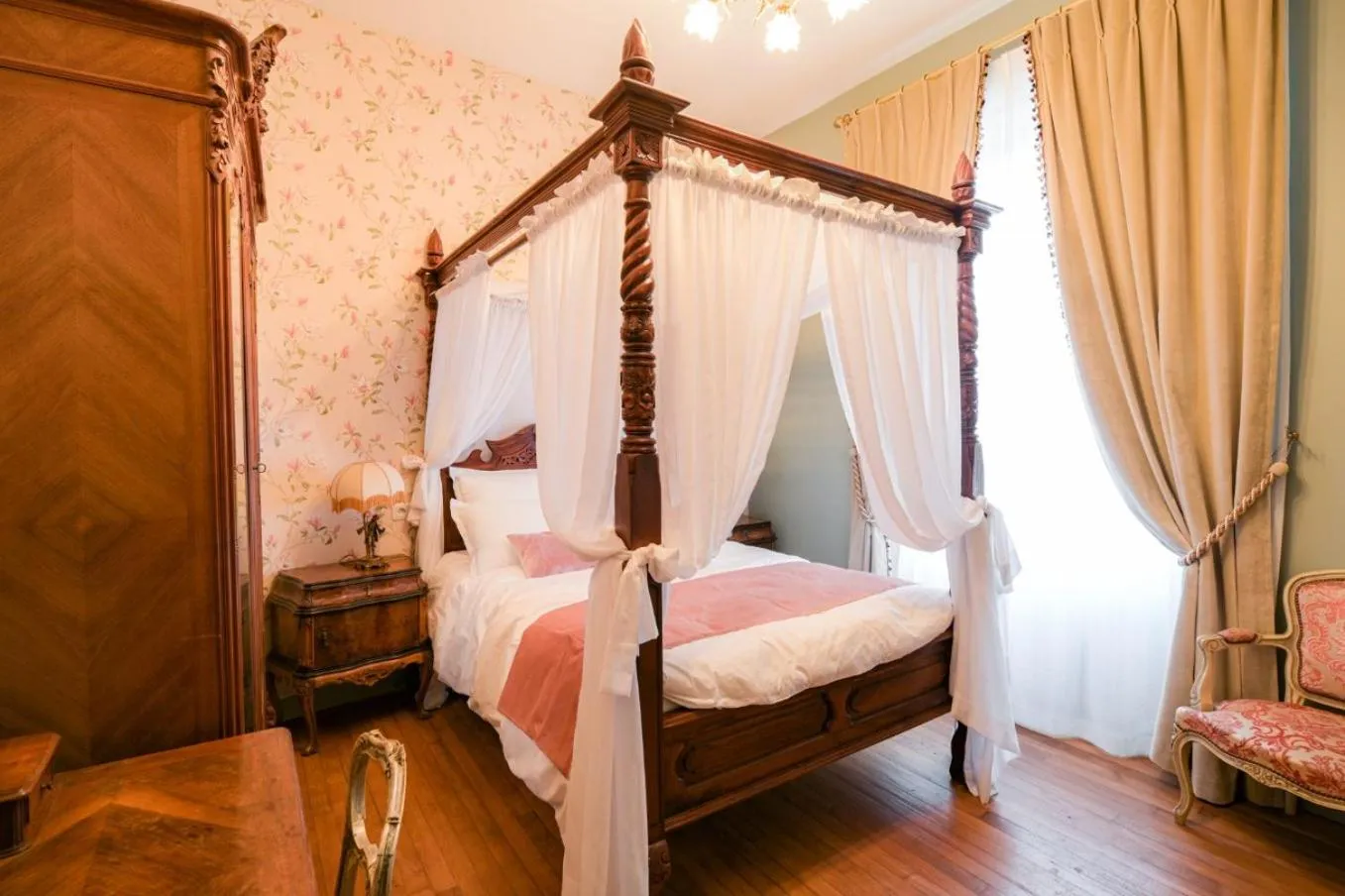 Bedroom, Bed in Le Petit Château de Barbizon au Bois du Mée