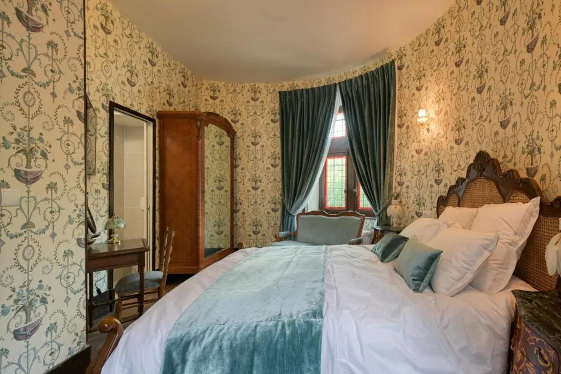 Bedroom, Bed in Le Petit Château de Barbizon au Bois du Mée