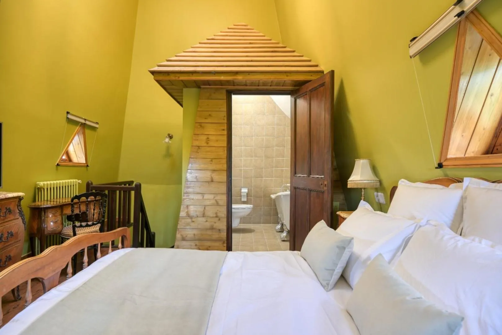 Bed in Le Petit Château de Barbizon au Bois du Mée