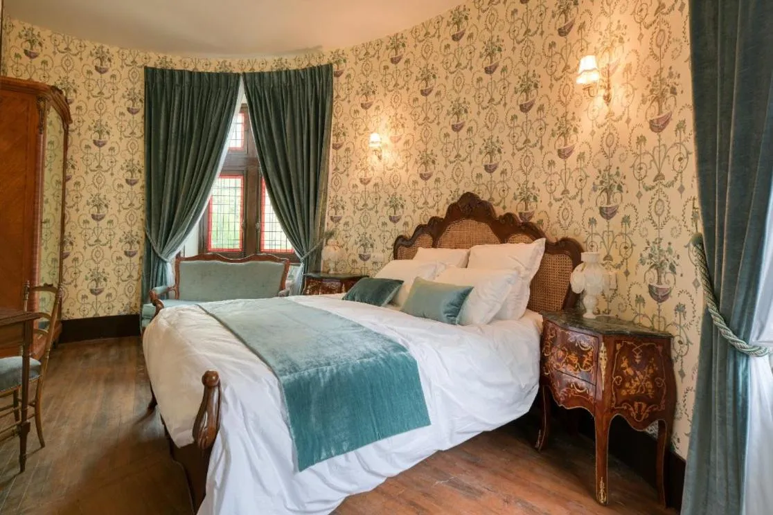 Bedroom, Bed in Le Petit Château de Barbizon au Bois du Mée