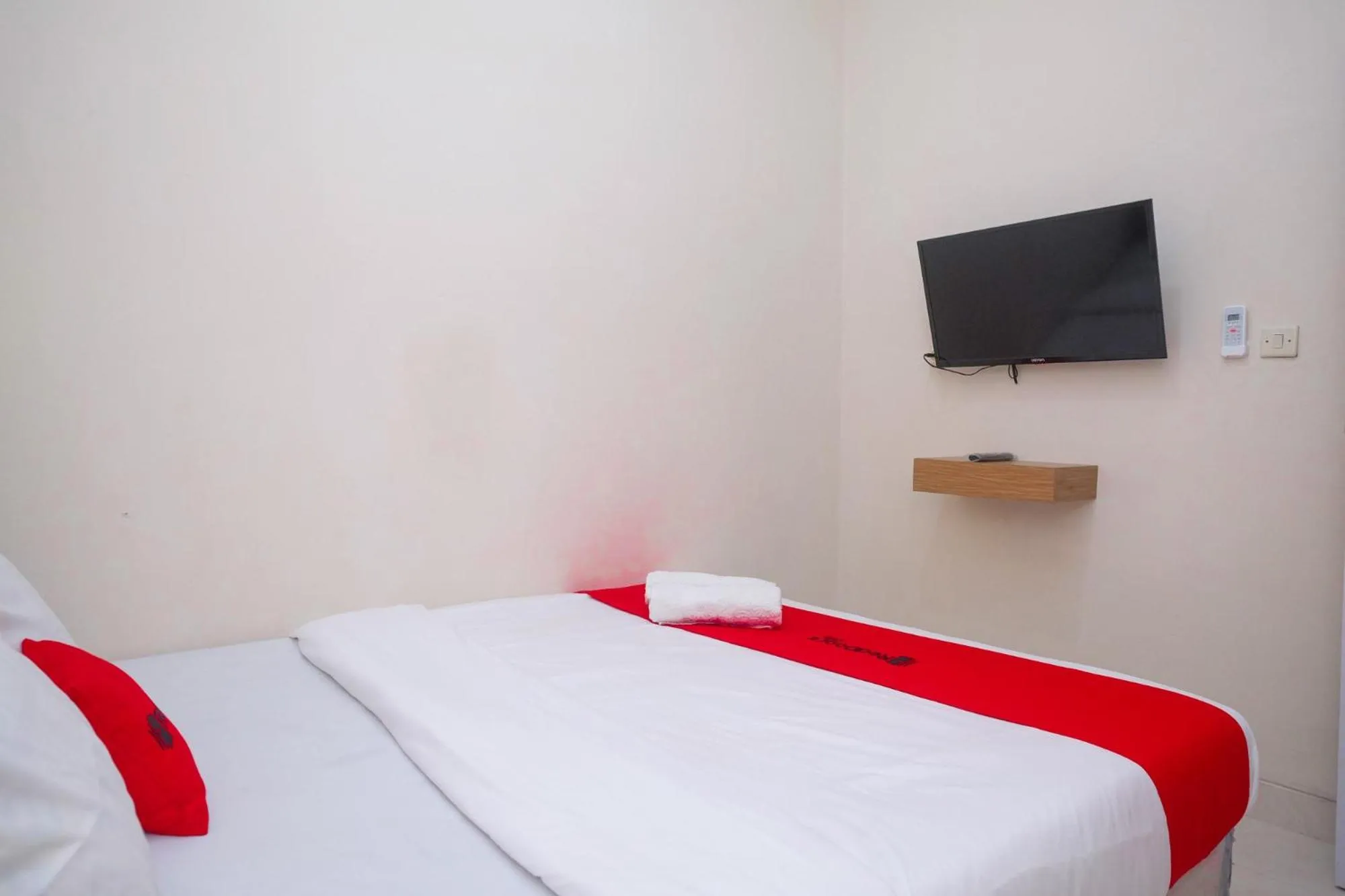 Bed in RedDoorz Syariah near Universitas Mercu Buana Kampus 2 Yogyakarta