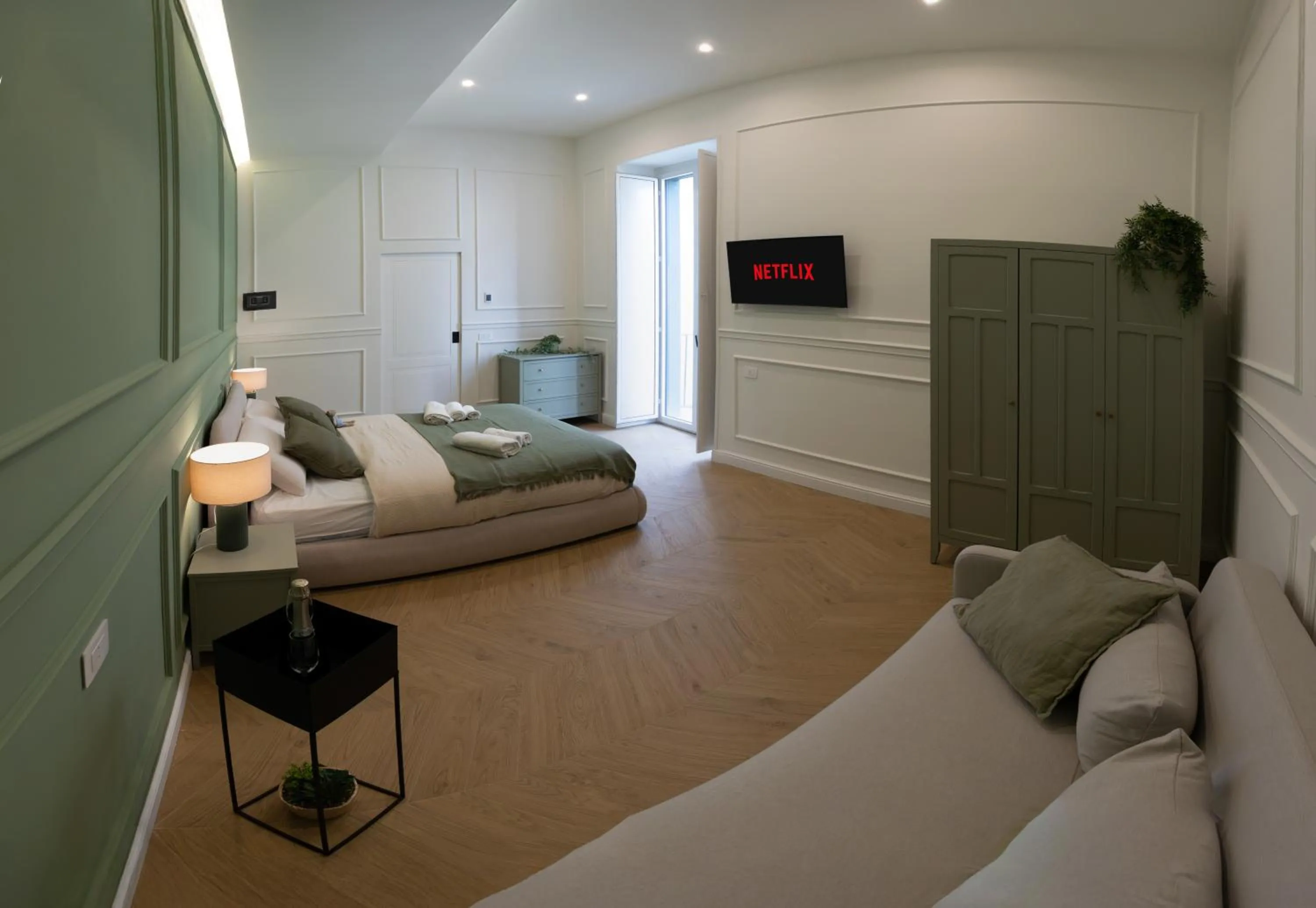 Photo of the whole room, Bed in extra luxury apartment salerno center