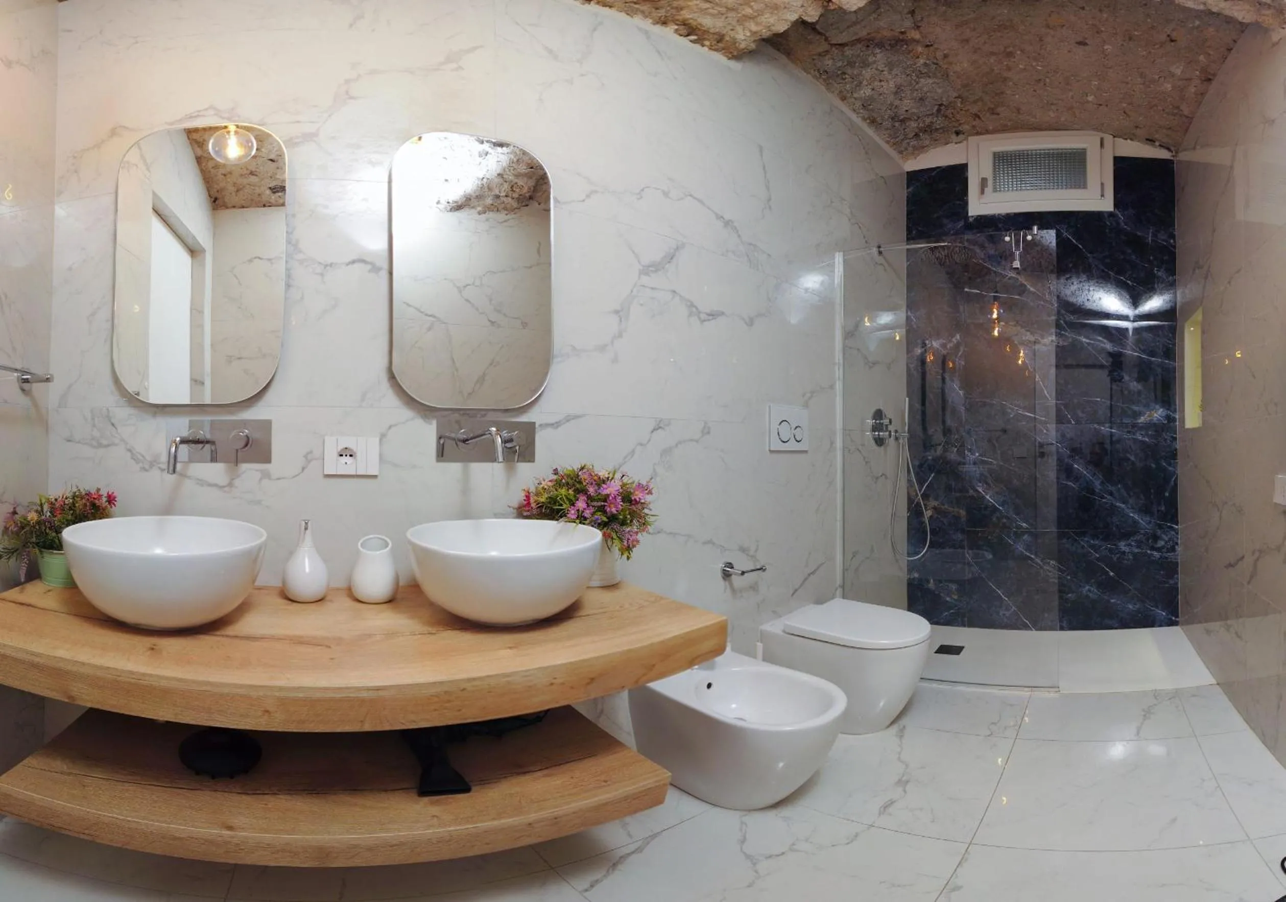 Shower in extra luxury apartment salerno center