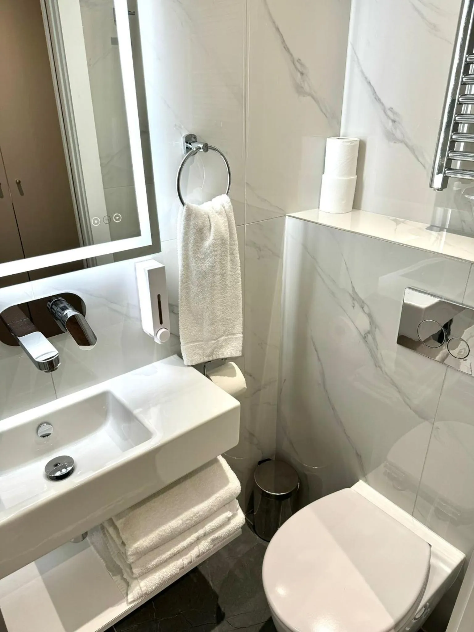 Toilet in NOX Richmond