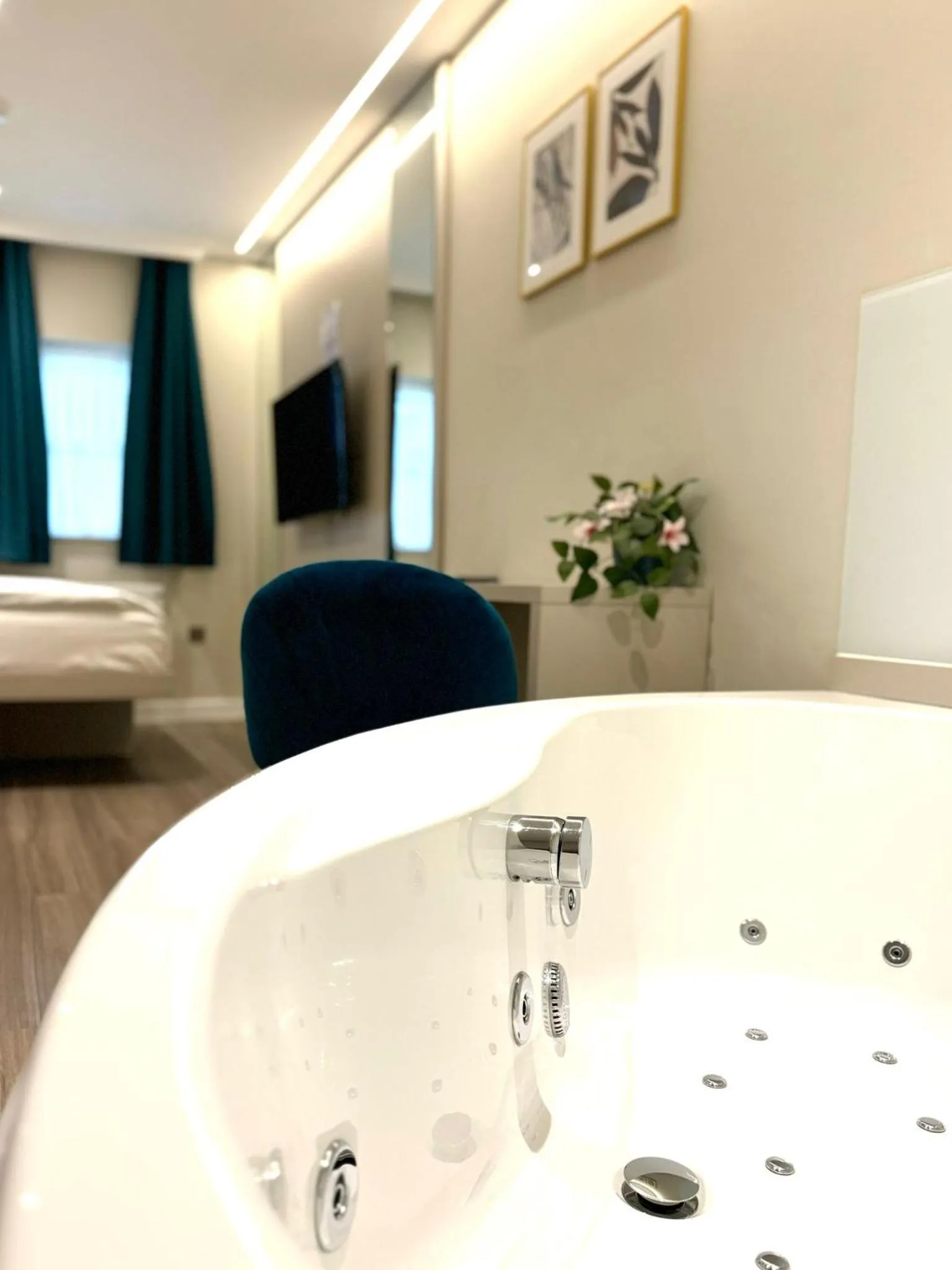 Hot Tub in NOX Richmond