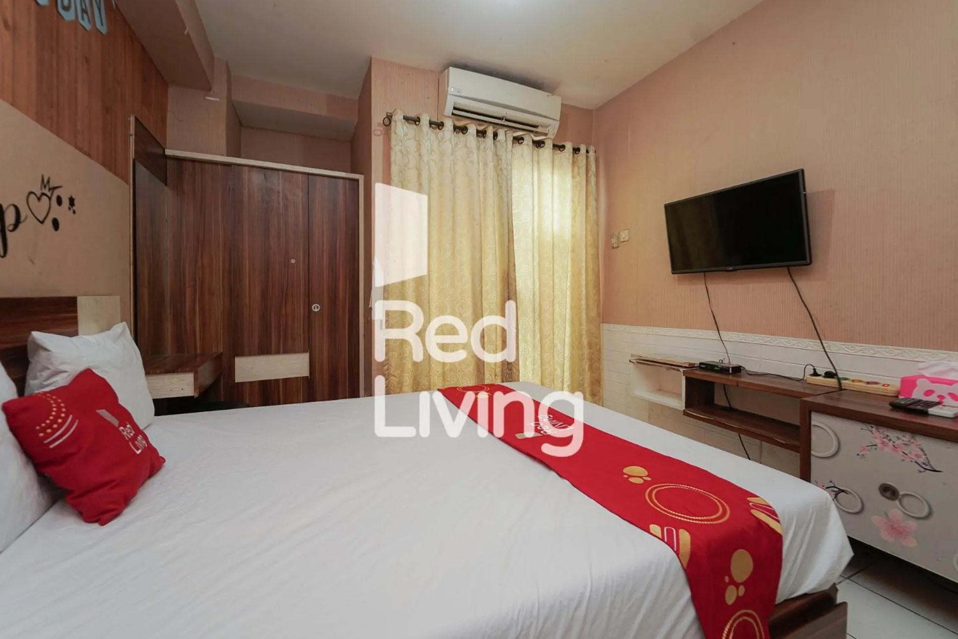 Bedroom, Bed in RedLiving Apartemen Paragon Village Karawaci - Ujang Rooms