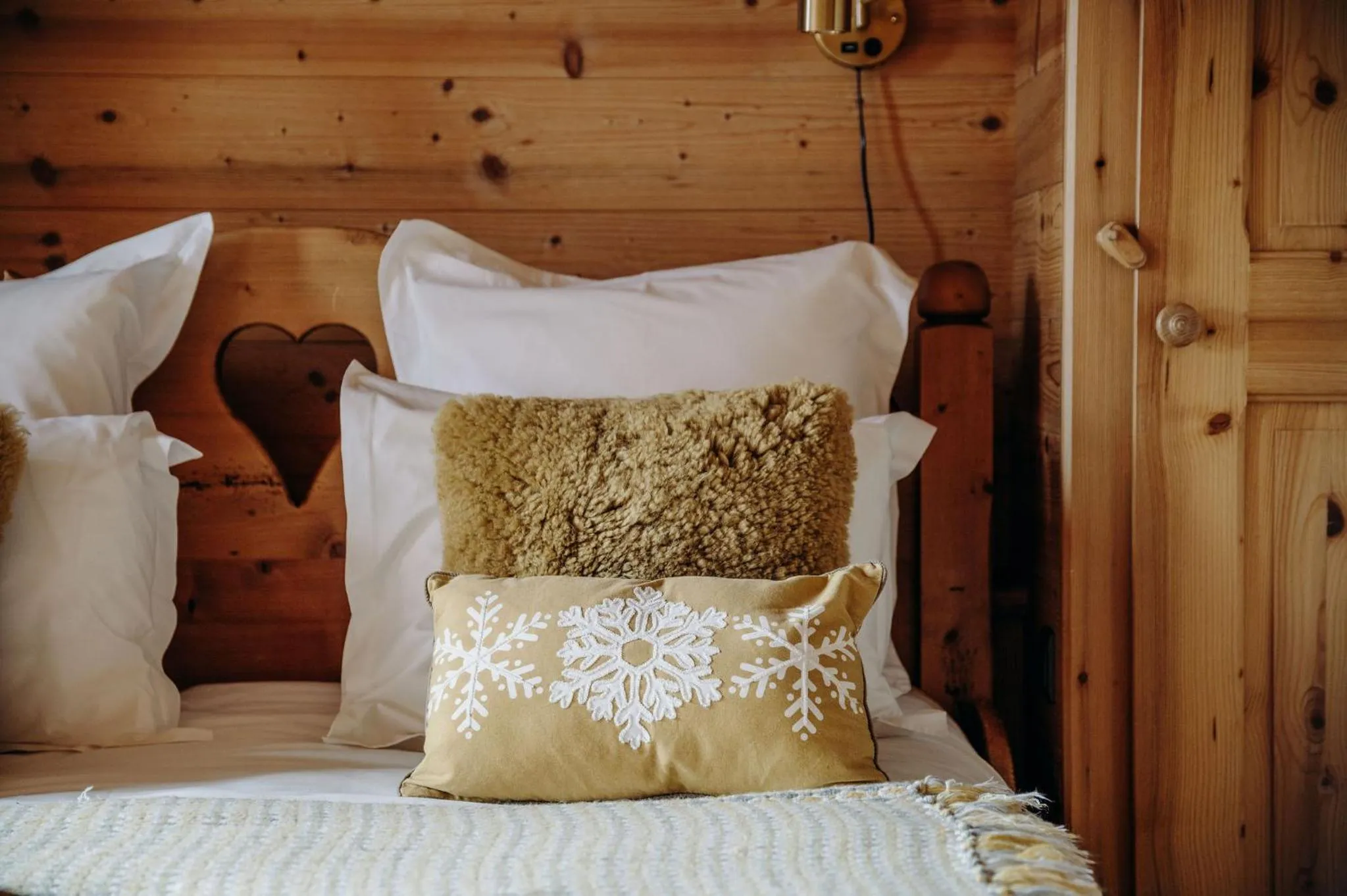 Bedroom, Bed in Le Chalet Hôtel Cordon Adults Only