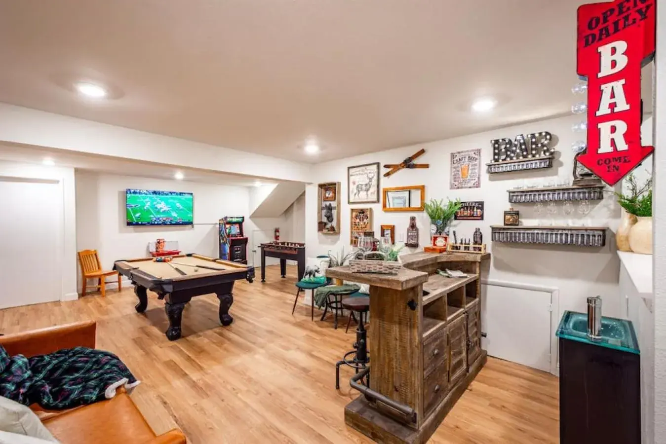 Red Rock Falls Cabin, 8 miles from Yosemite South Gate, with trailhead, Game Room and HotTub Red Rock Falls Cabin, 8 miles from Yosemite South Gate, with trailhead, Game Room and HotTub