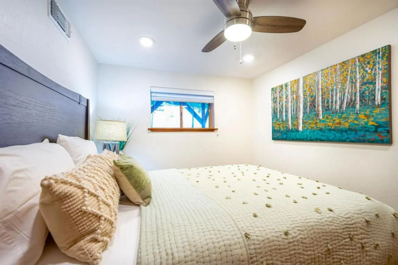 Bed in Red Rock Falls Cabin, 8 miles from Yosemite South Gate, with trailhead, Game Room and HotTub