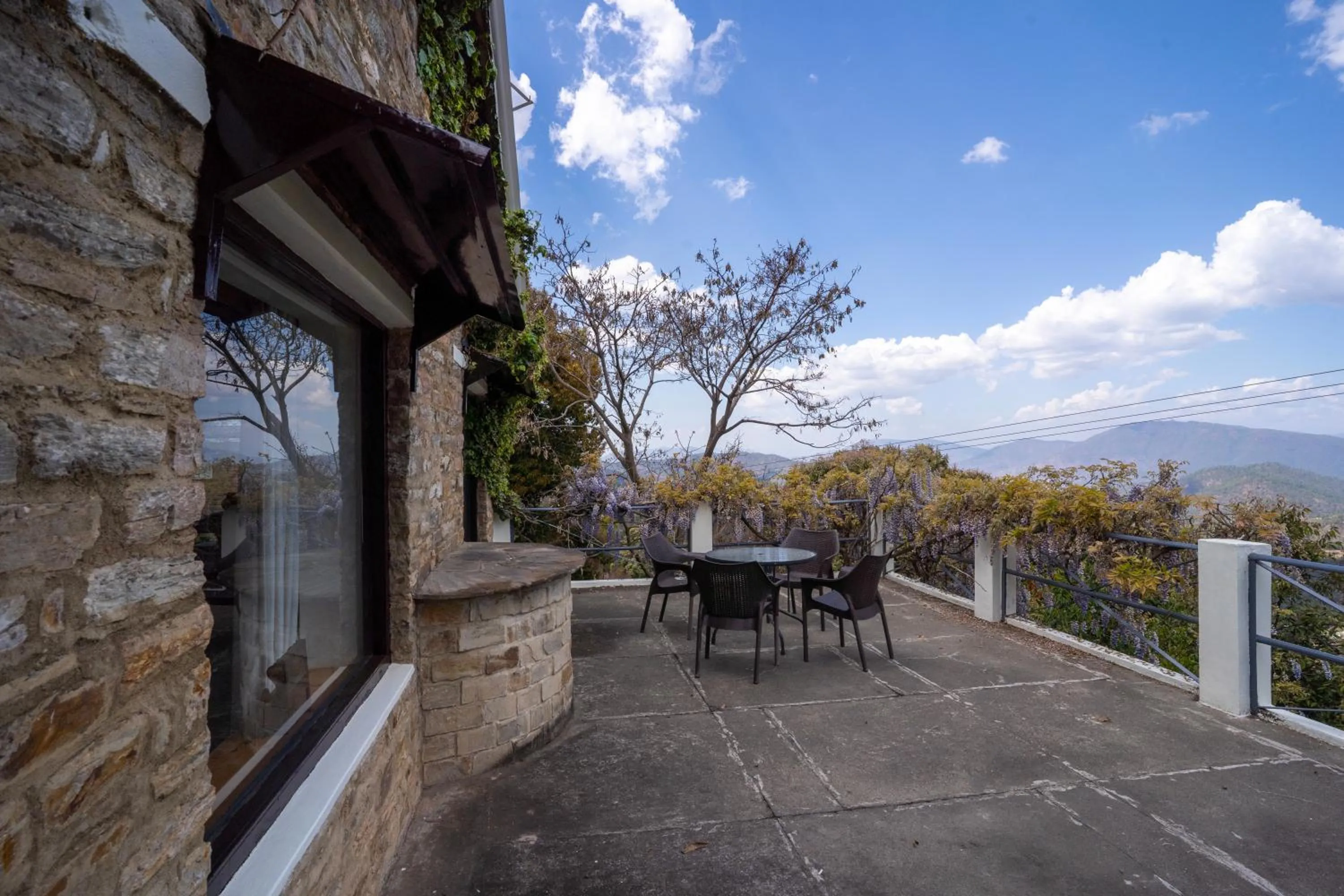 Patio in Avenida Snowcap Retreat
