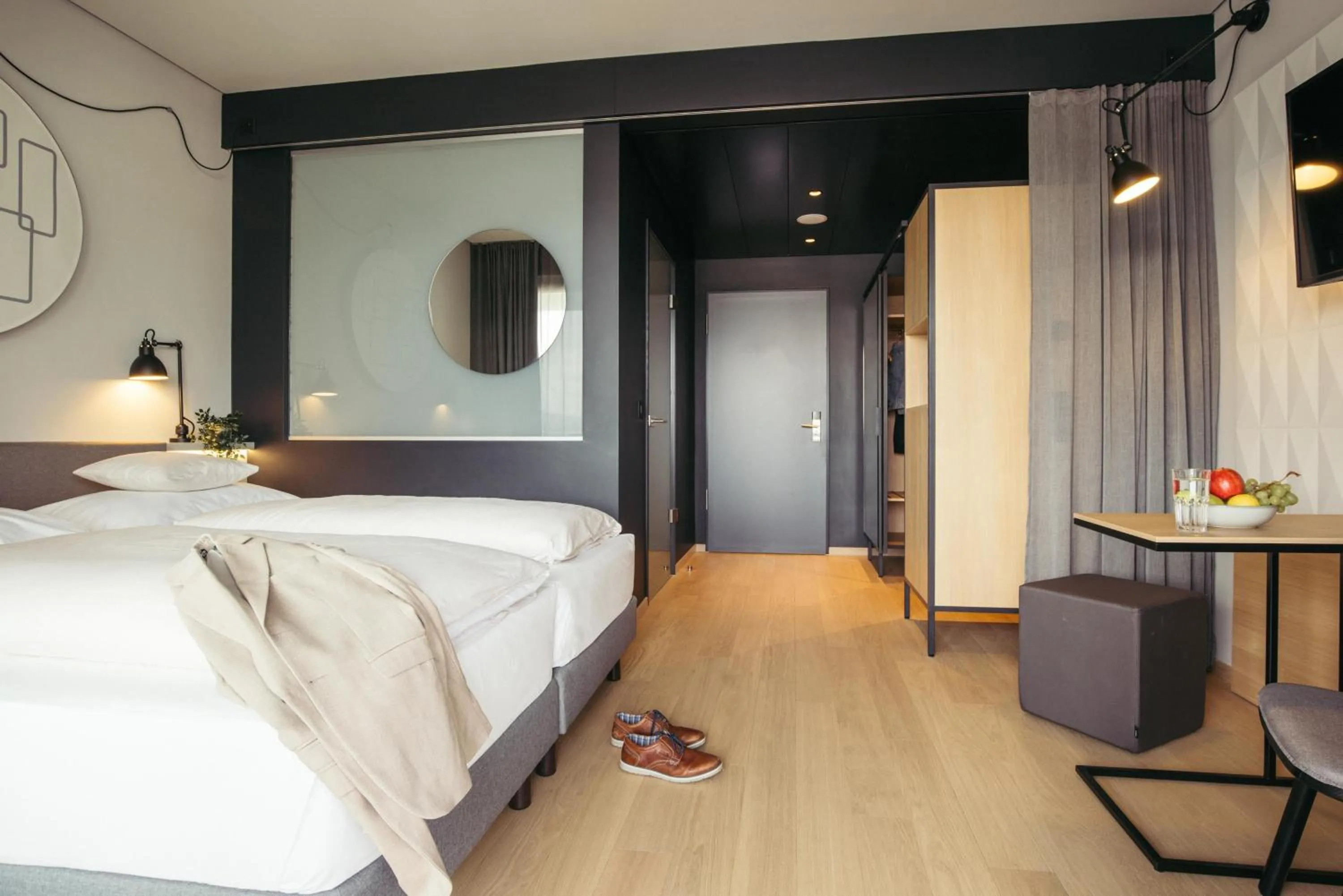 Photo of the whole room, Bed in harry's home Zürich-Limmattal