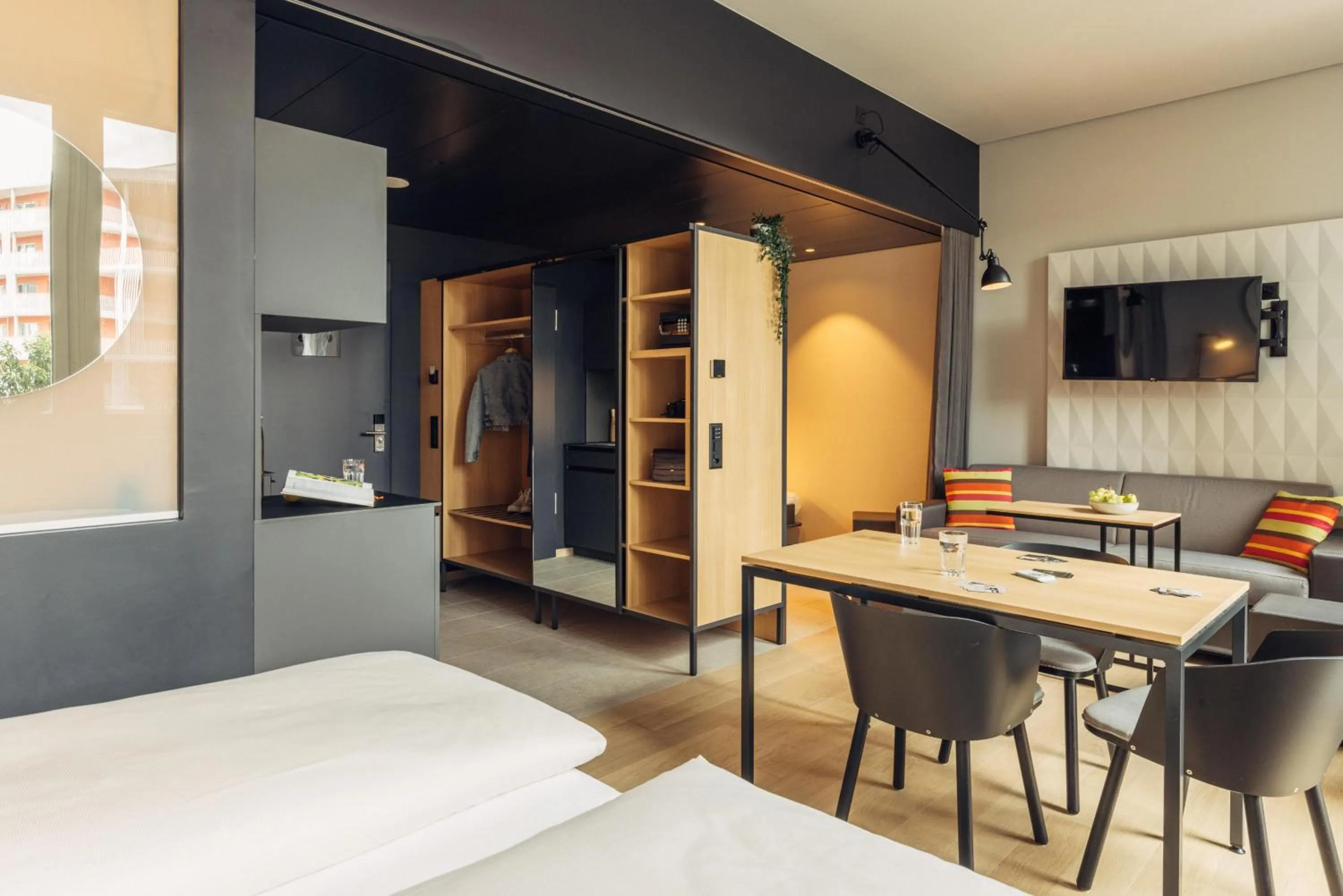 Photo of the whole room, Bed in harry's home Zürich-Limmattal