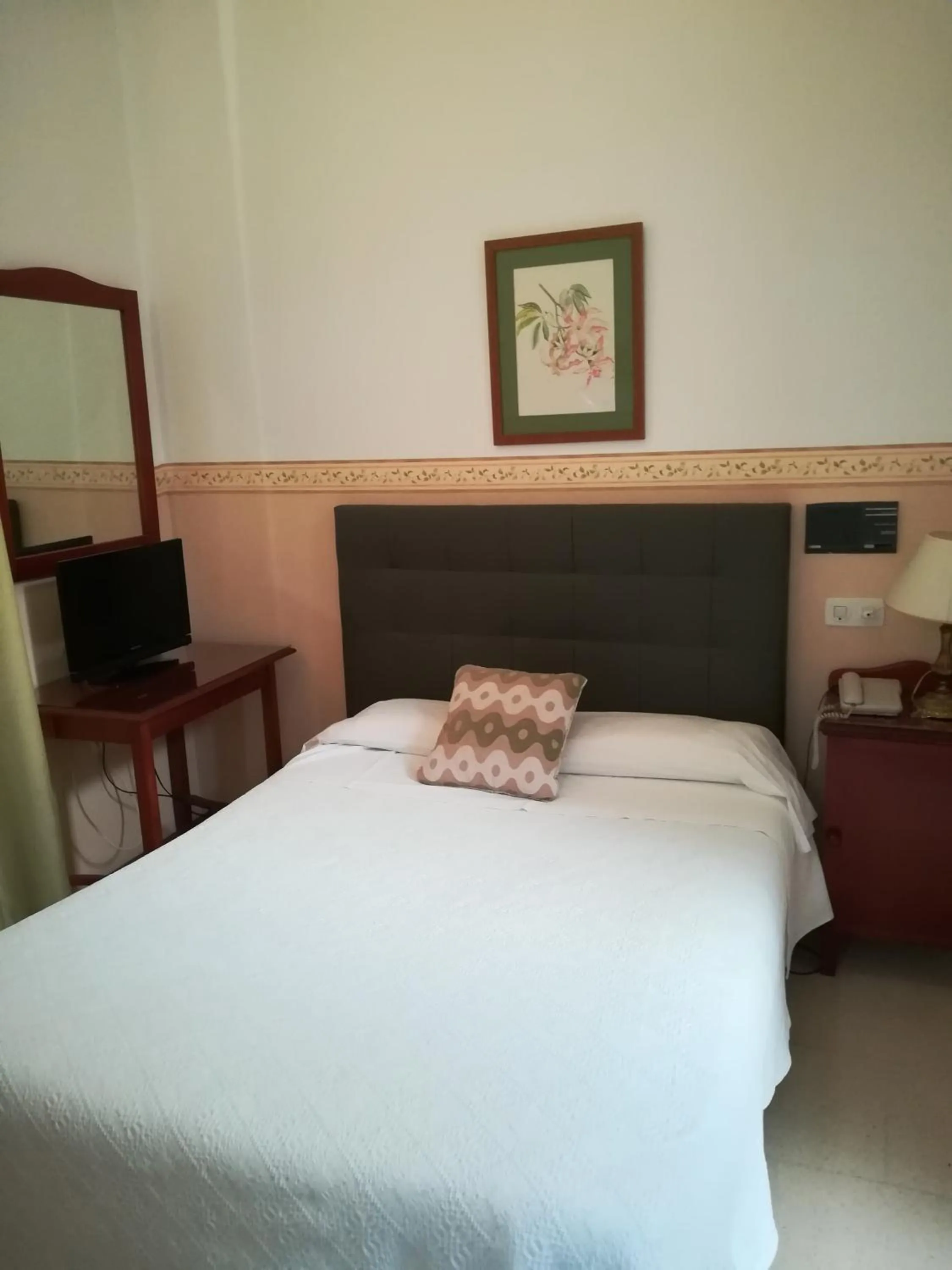 Photo of the whole room, Bed in Nuevo Hotel