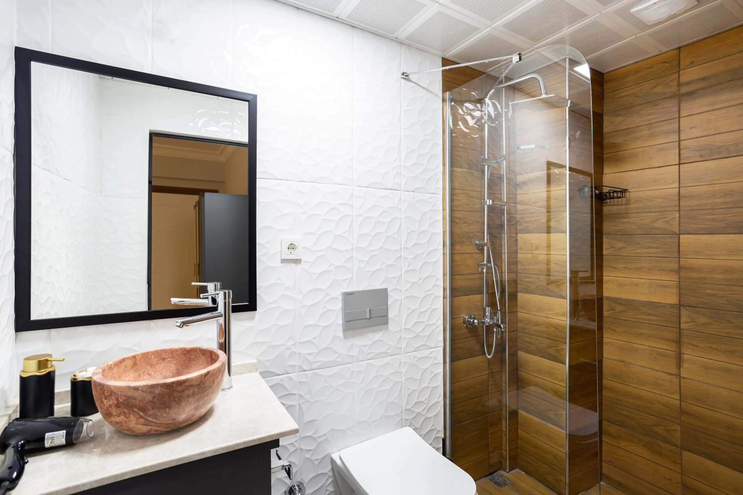 Shower in 8 Rooms House