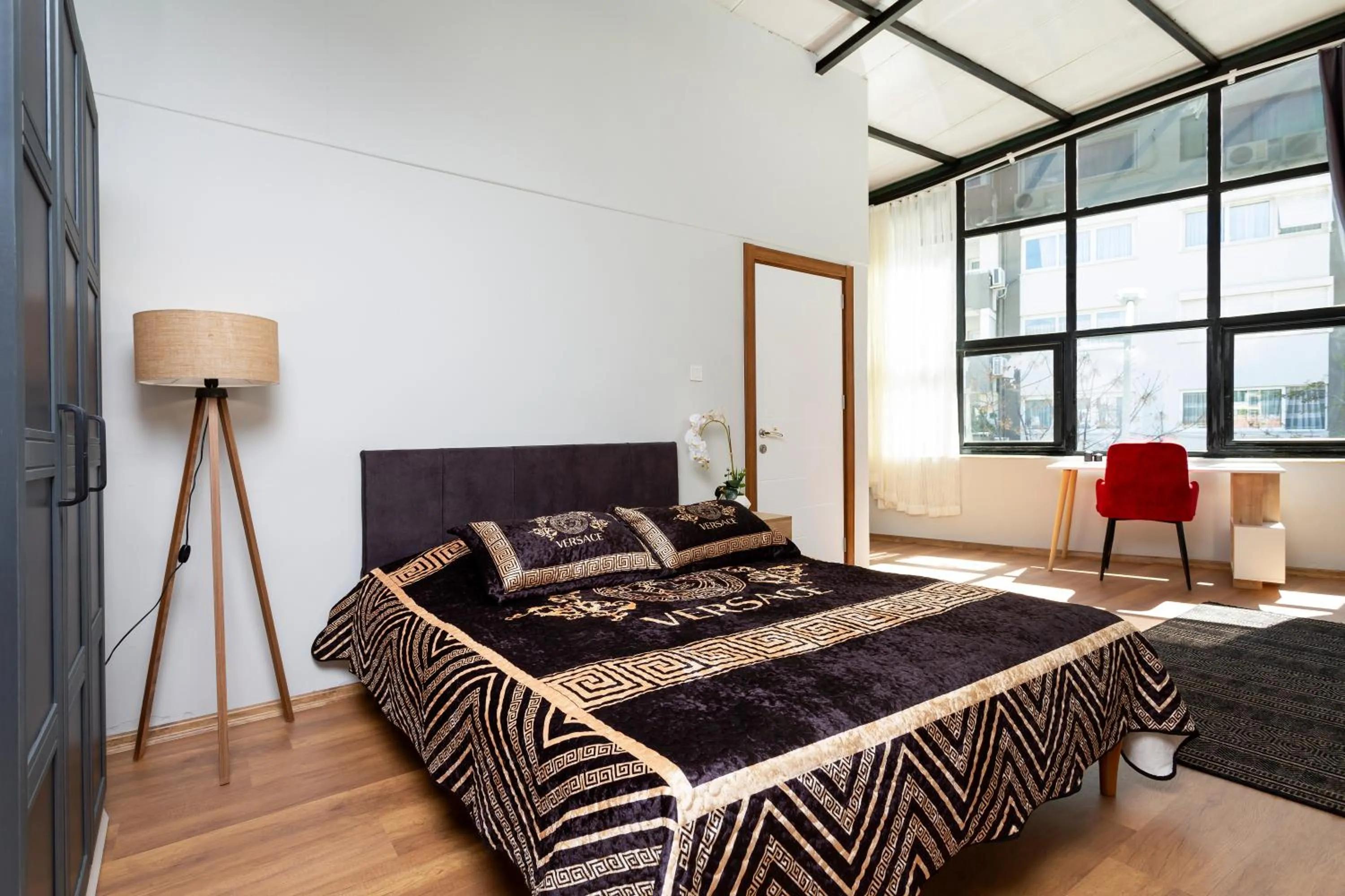 Bed in 8 Rooms House