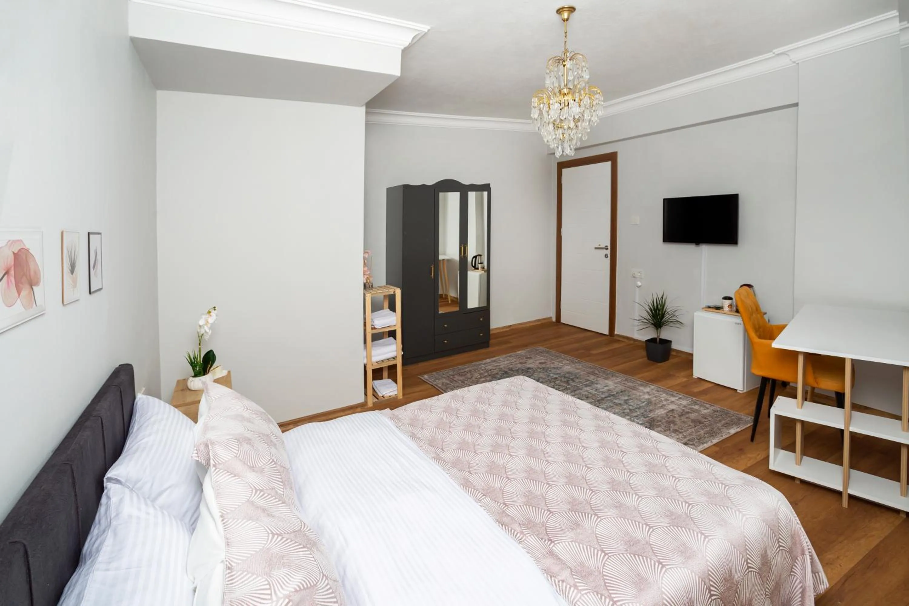 TV and multimedia, Bed in 8 Rooms House