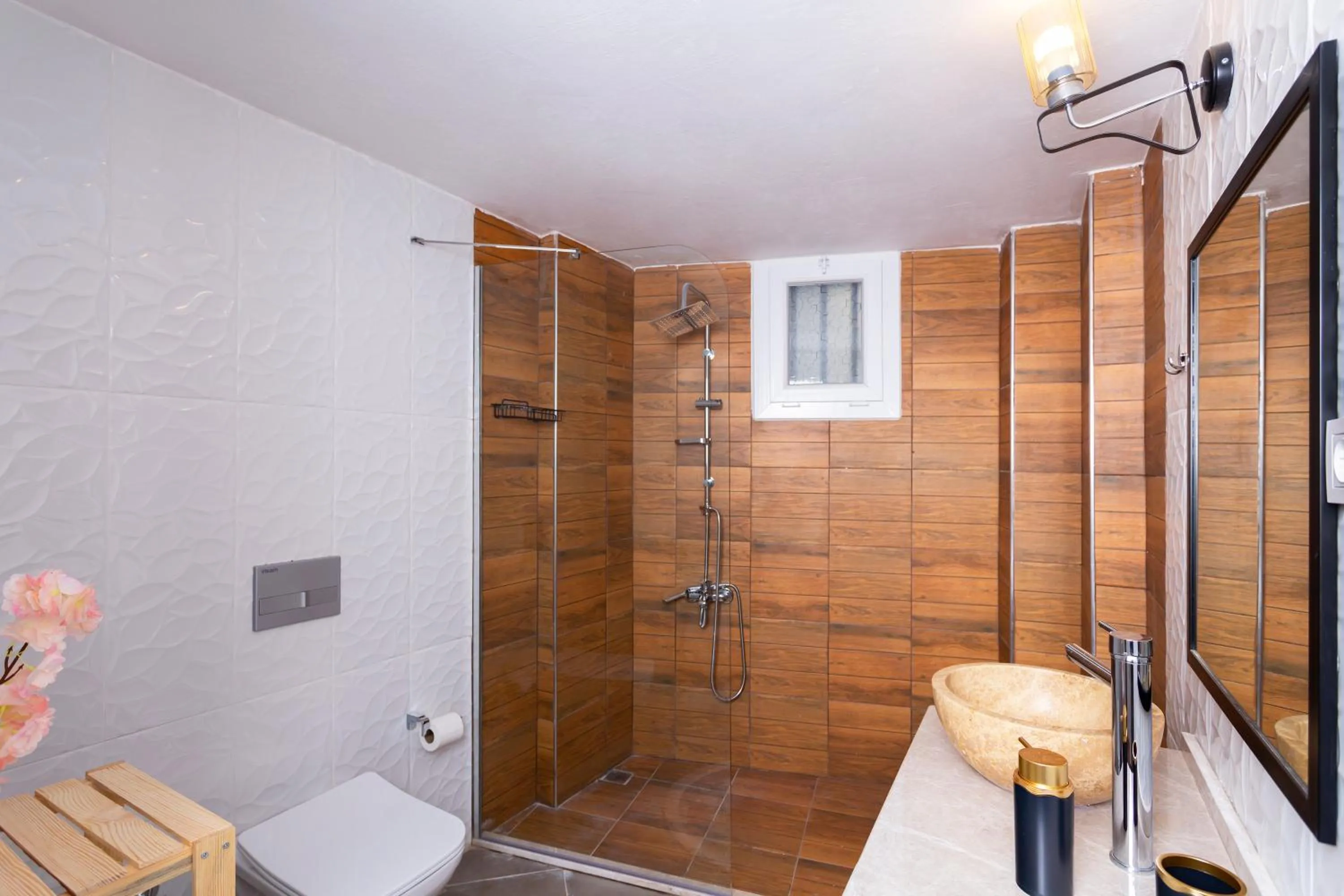 Shower in 8 Rooms House