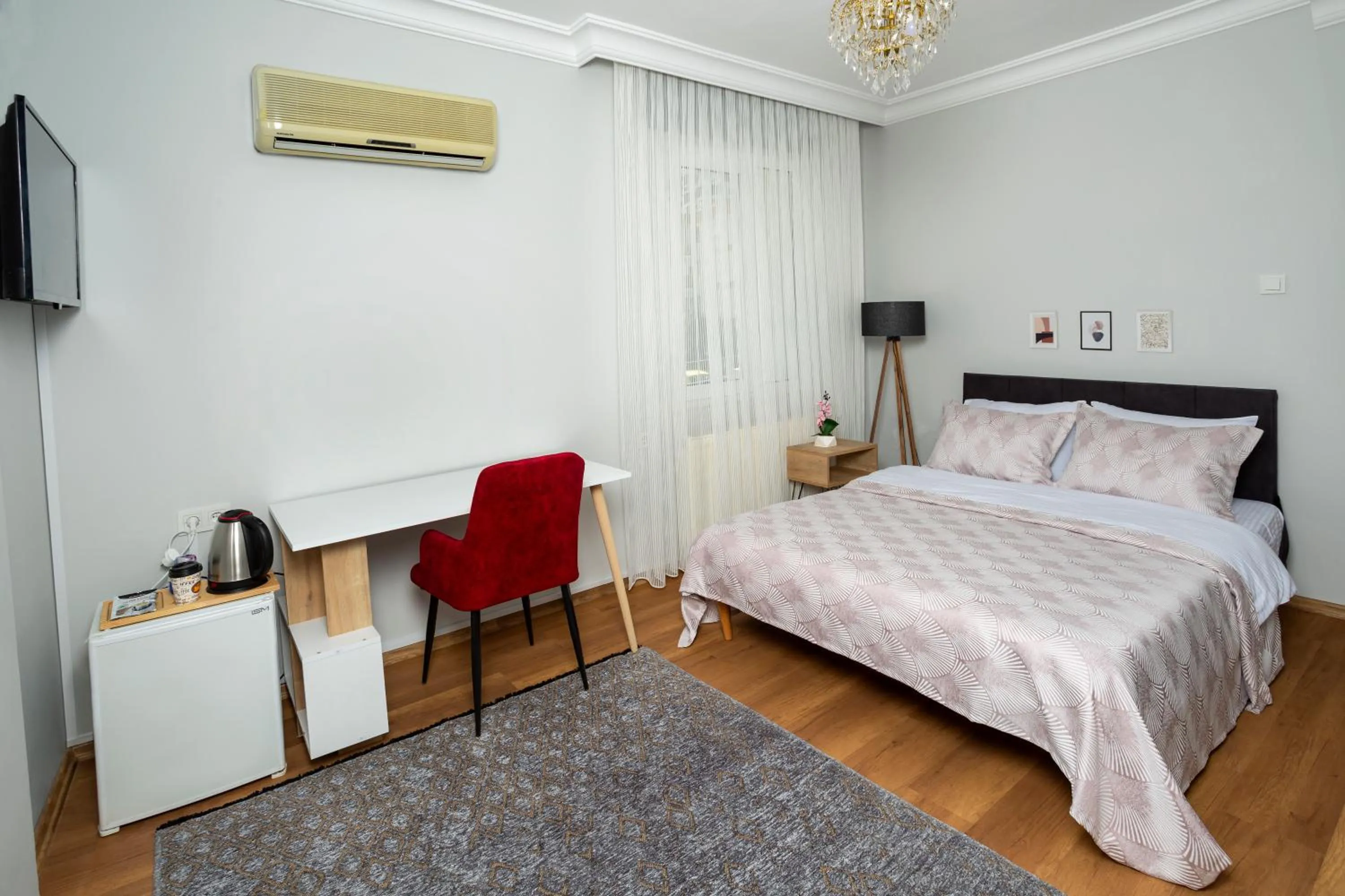 Bed in 8 Rooms House