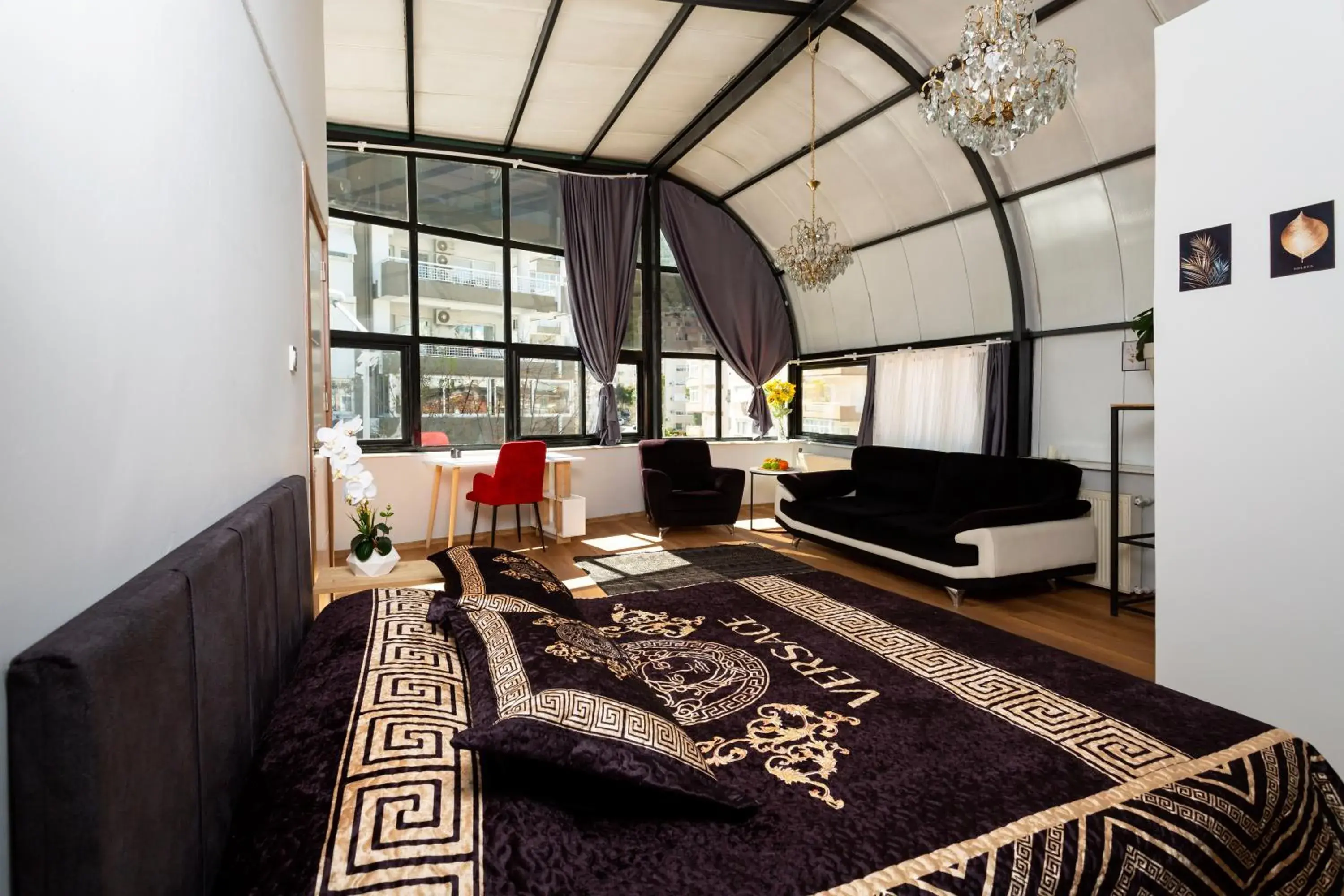 Double Room with Balcony in 8 Rooms House Double Room with Balcony in 8 Rooms House