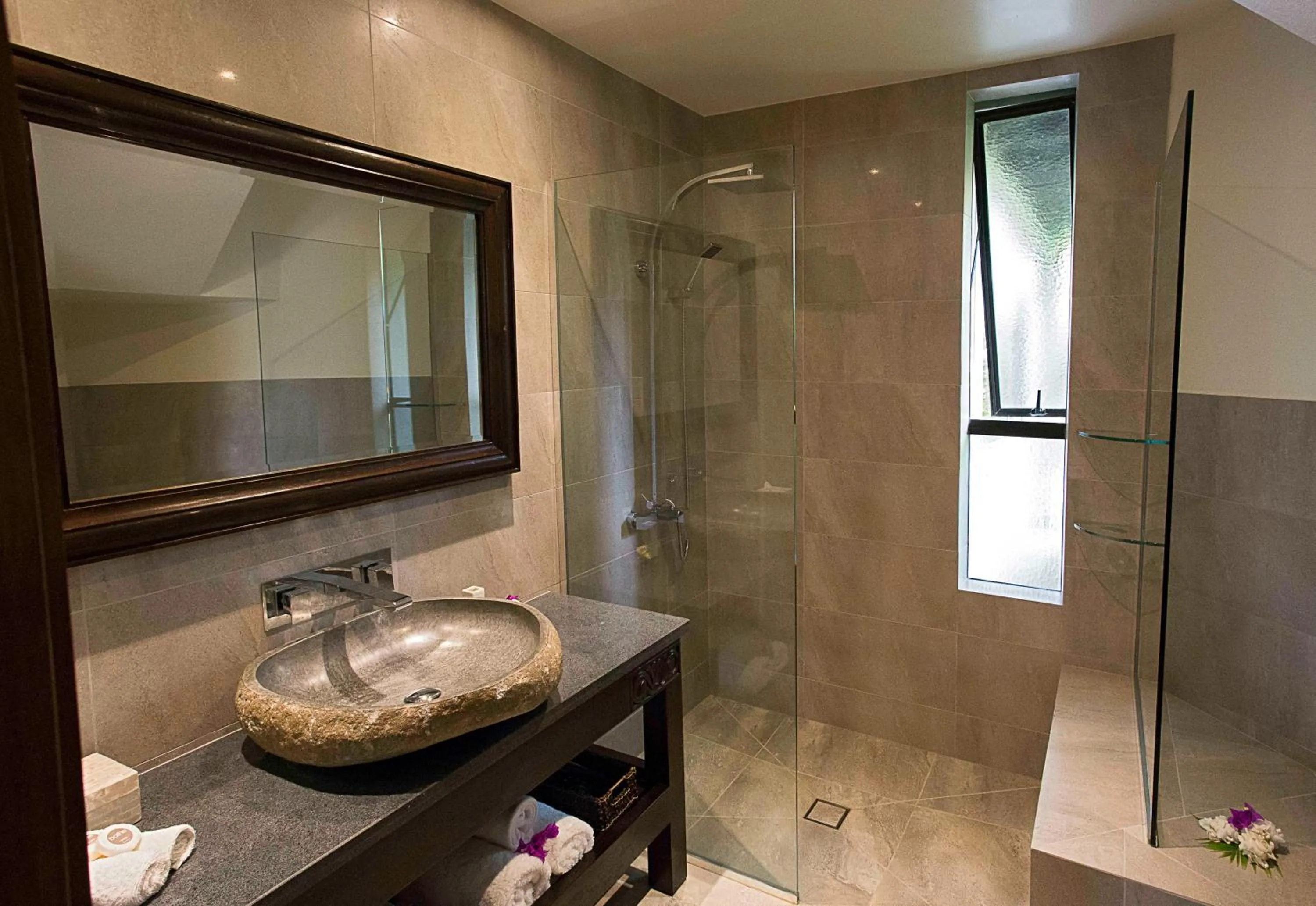 Shower in Pacific Resort Rarotonga