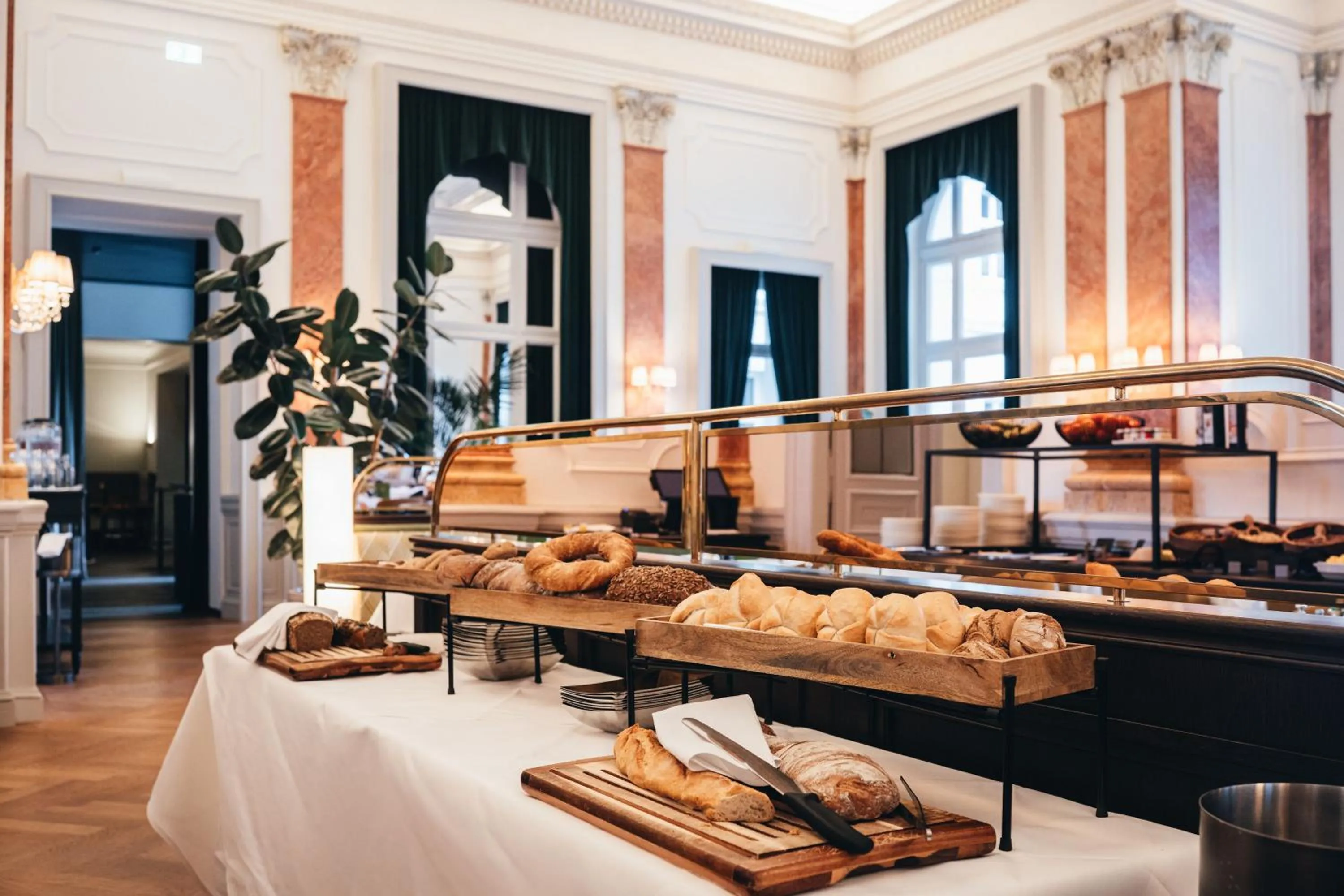 Restaurant/places to eat in A-ROSA Straubinger Grand Hotel Bad Gastein - Adults Only