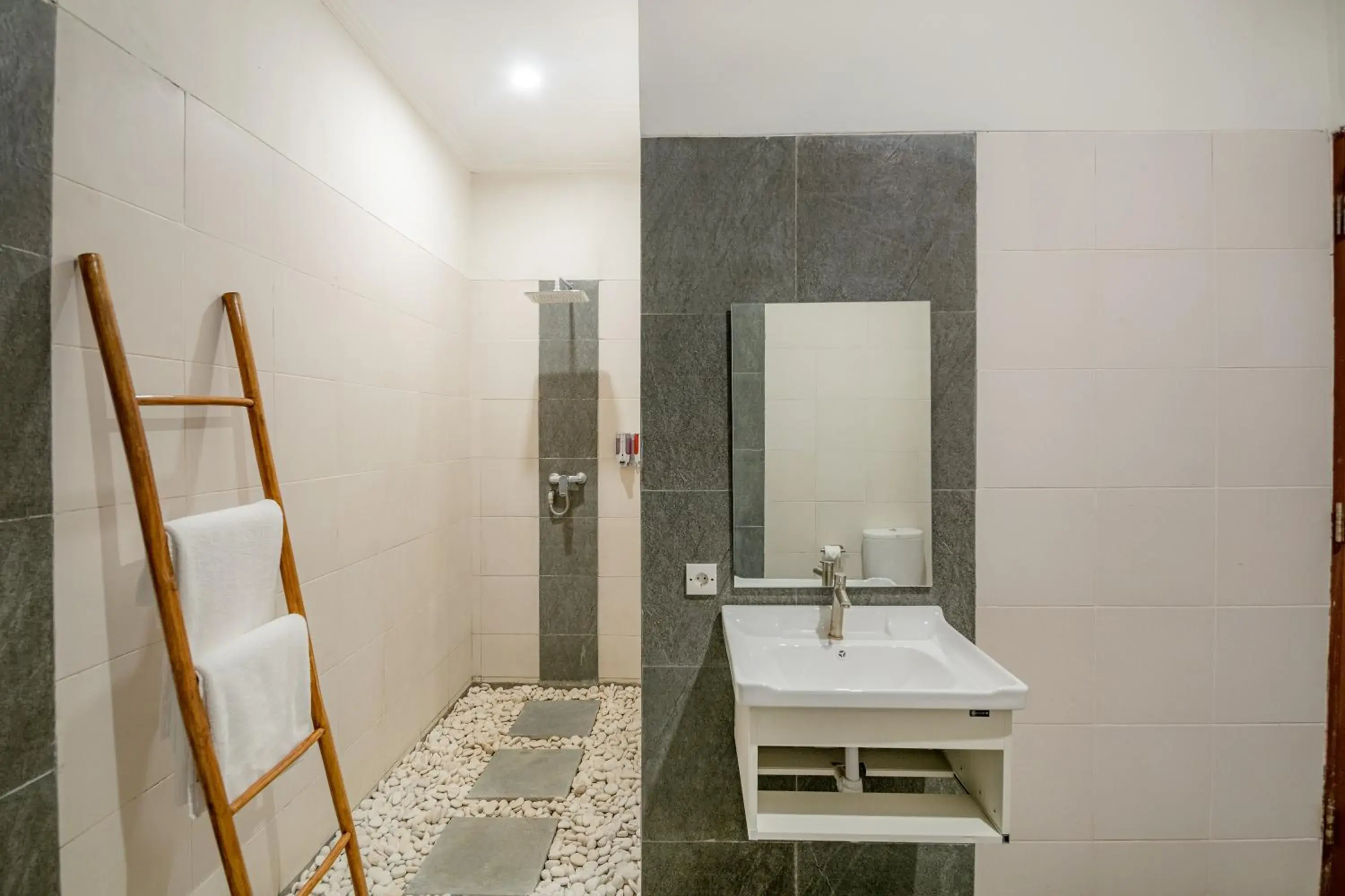 Shower in Villa Kisaraa - Kerobokan x Seminyak x Canggu Shower in Villa Kisaraa - Kerobokan x Seminyak x Canggu