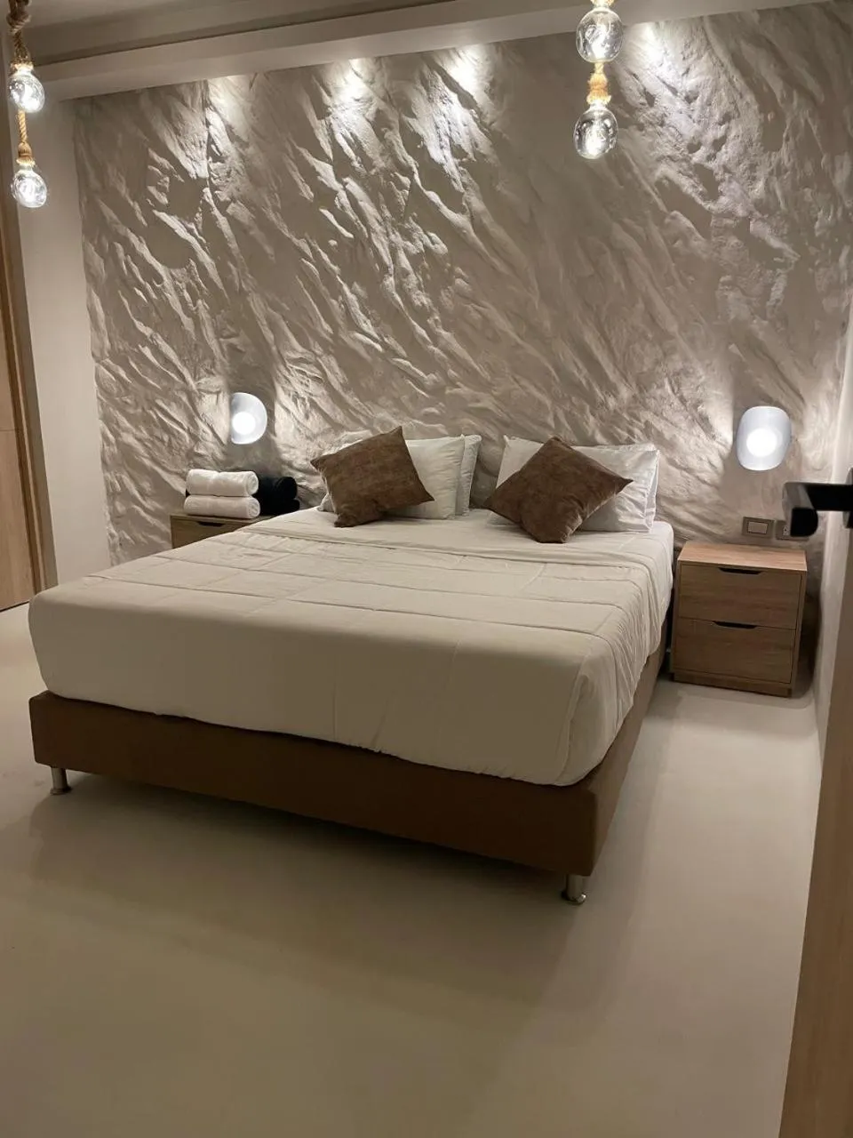 Hot Tub, Bed in HOTEL BALI AT POBLADO