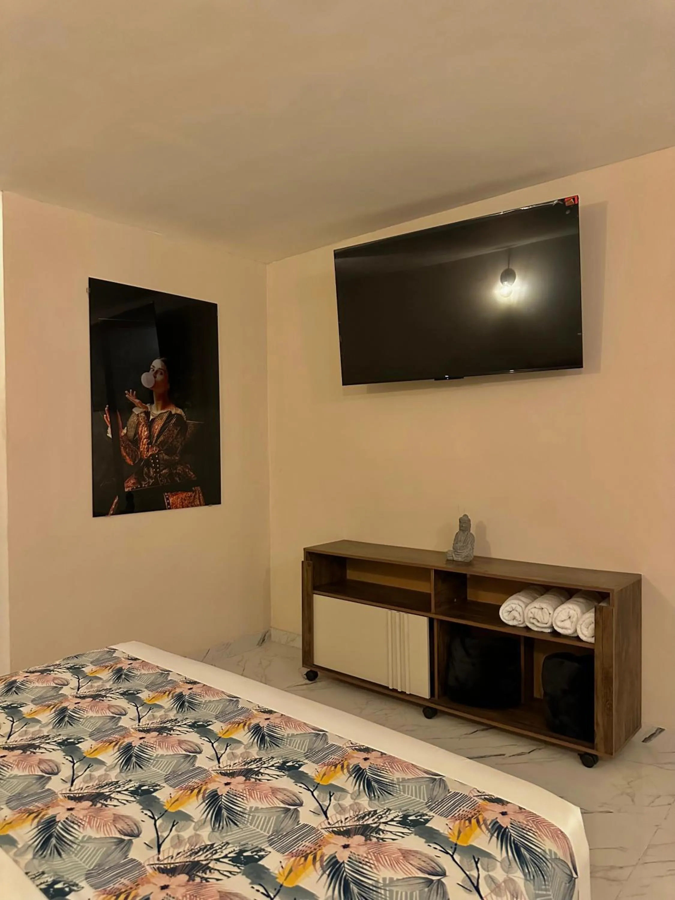 TV and multimedia, Bed in HOTEL BALI AT POBLADO