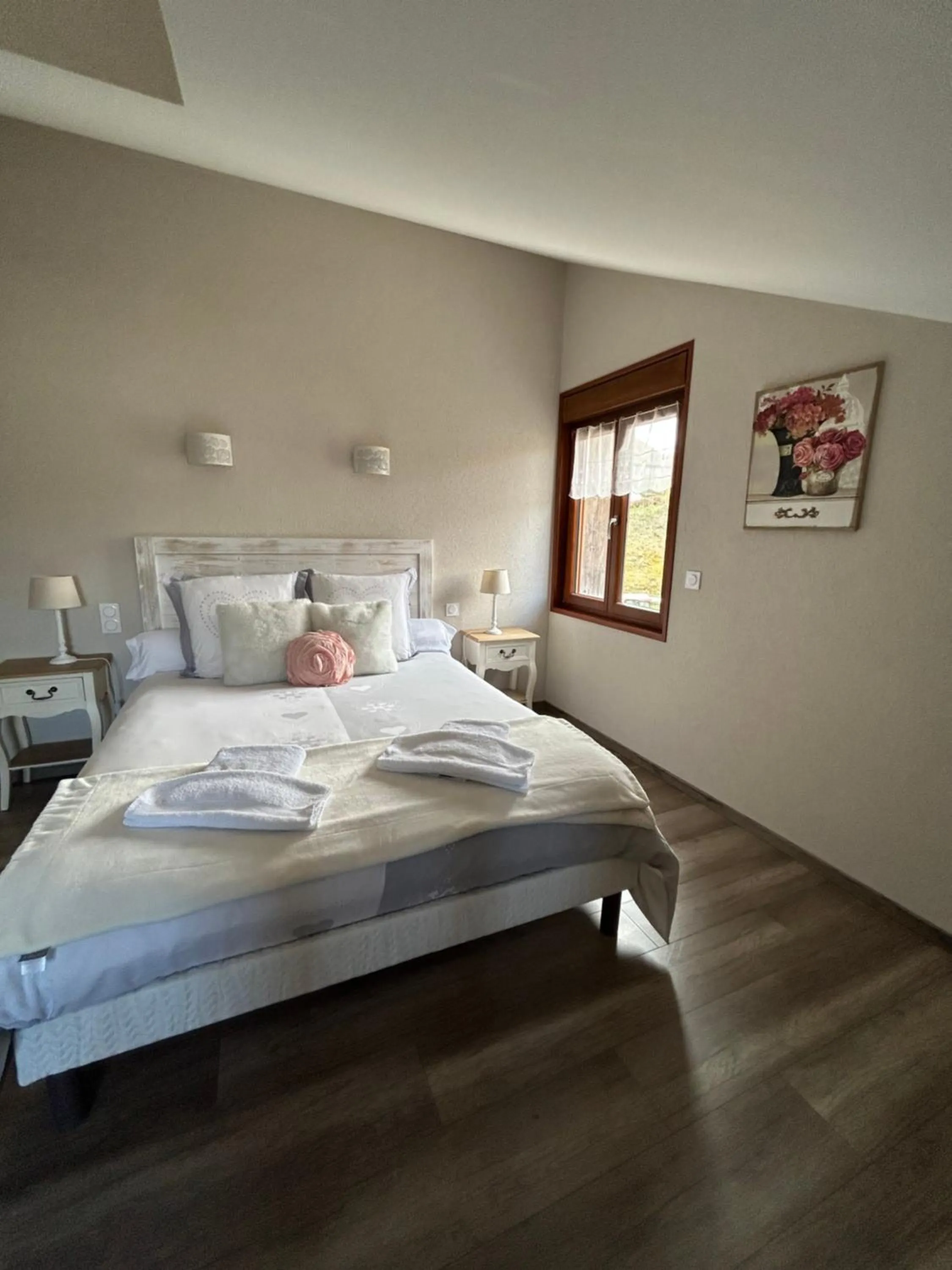 Bed in L'ECRIN DU LAC chambres d'hôtes