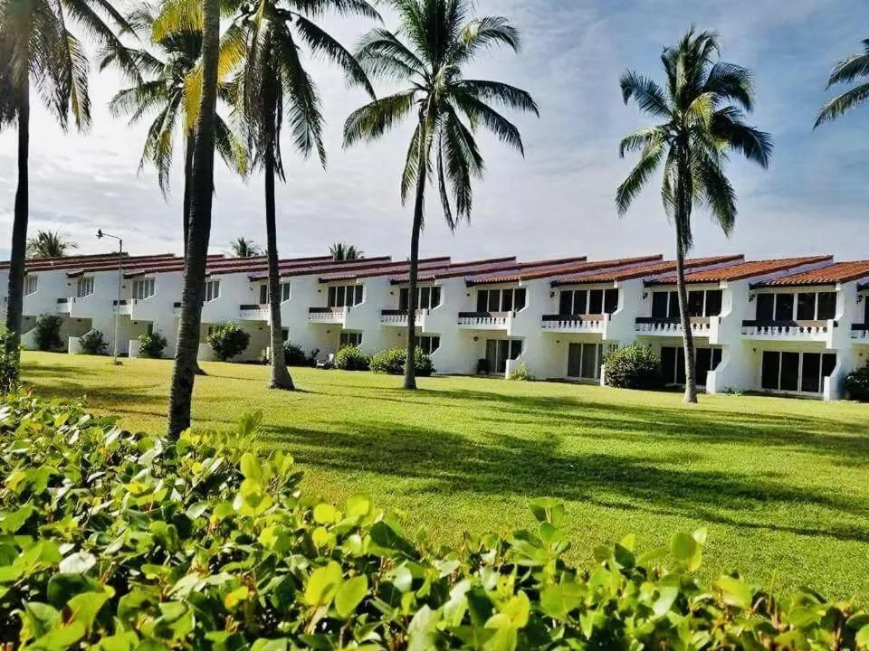 Garden in HOTEL TESORO BEACH