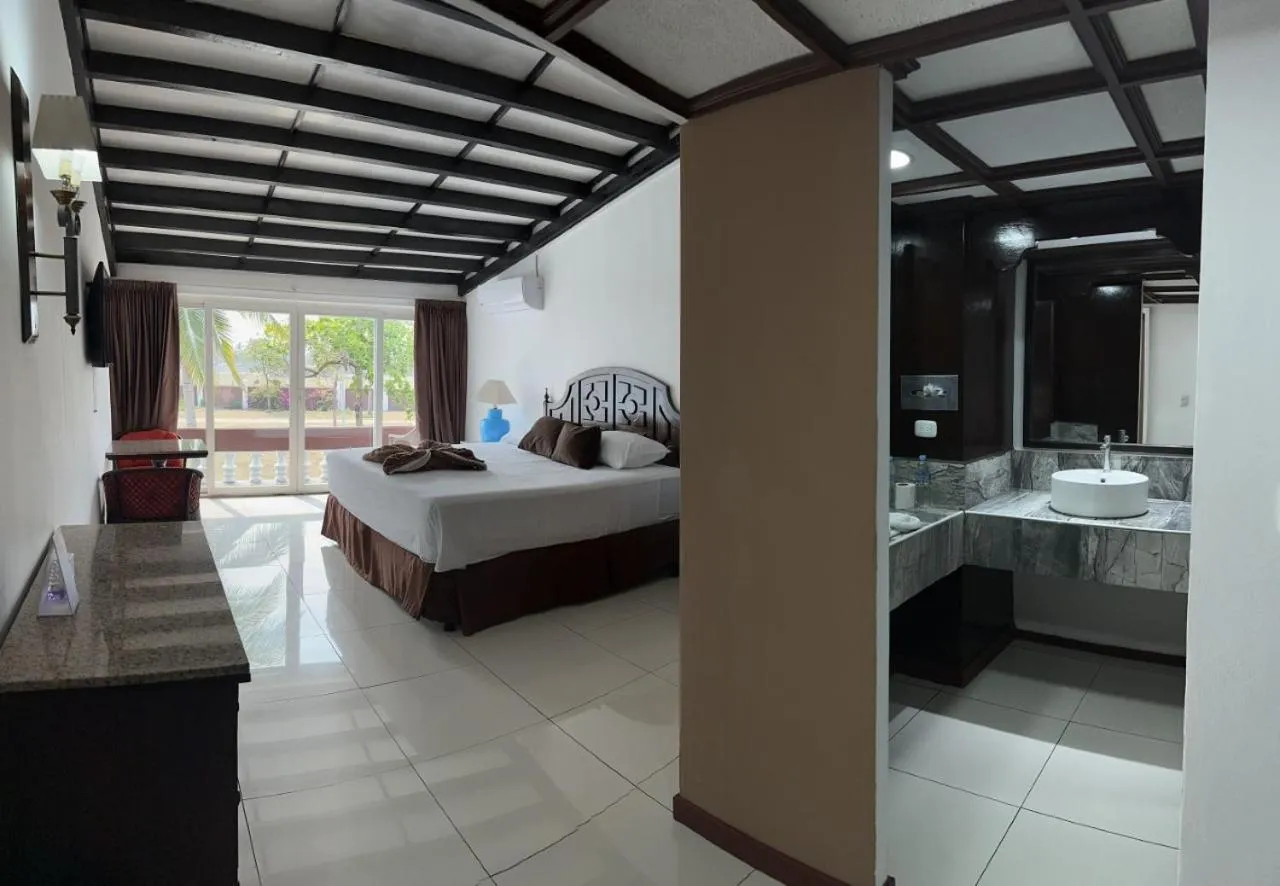 Bed in HOTEL TESORO BEACH