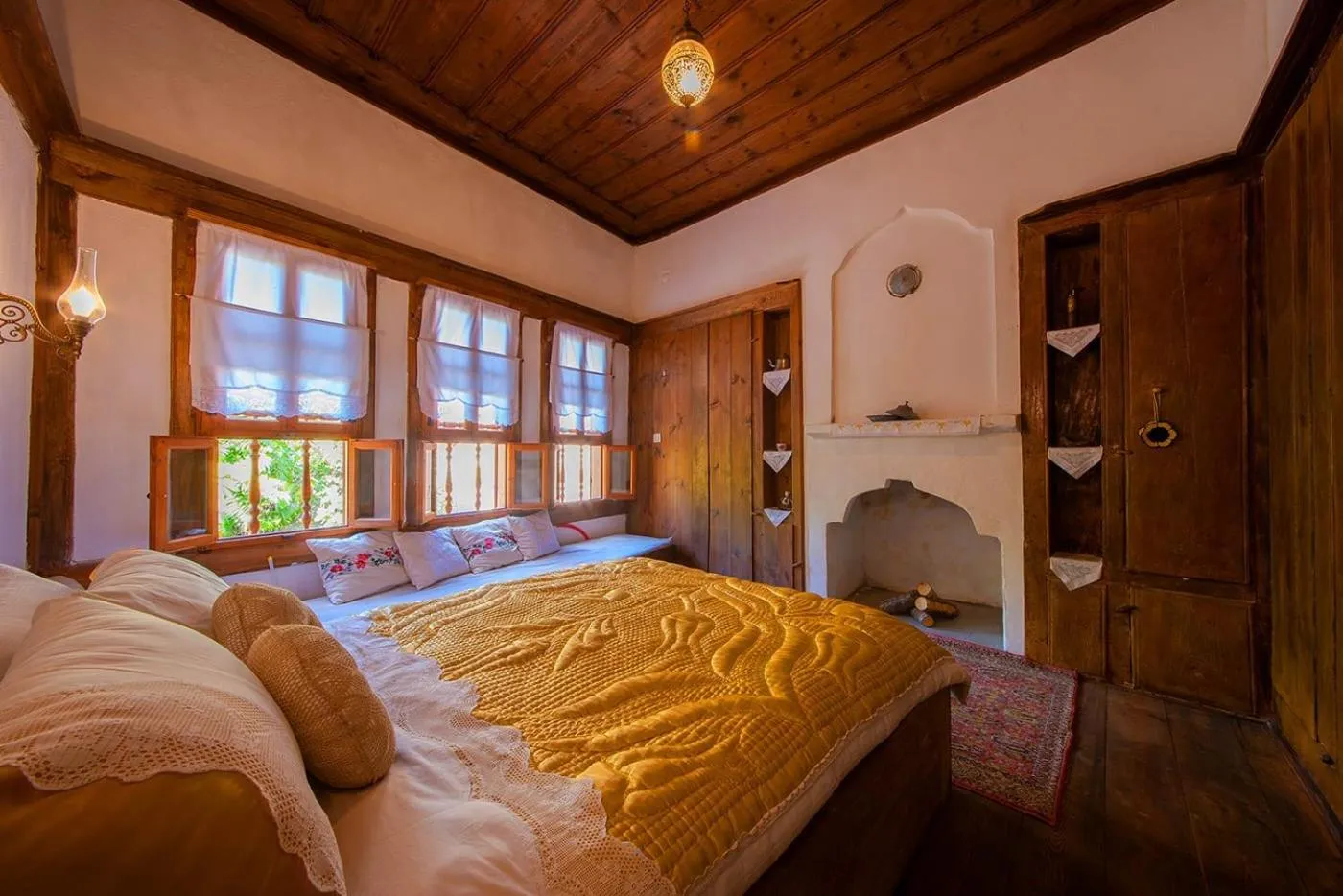 Bed in Meymune Valide Konağı