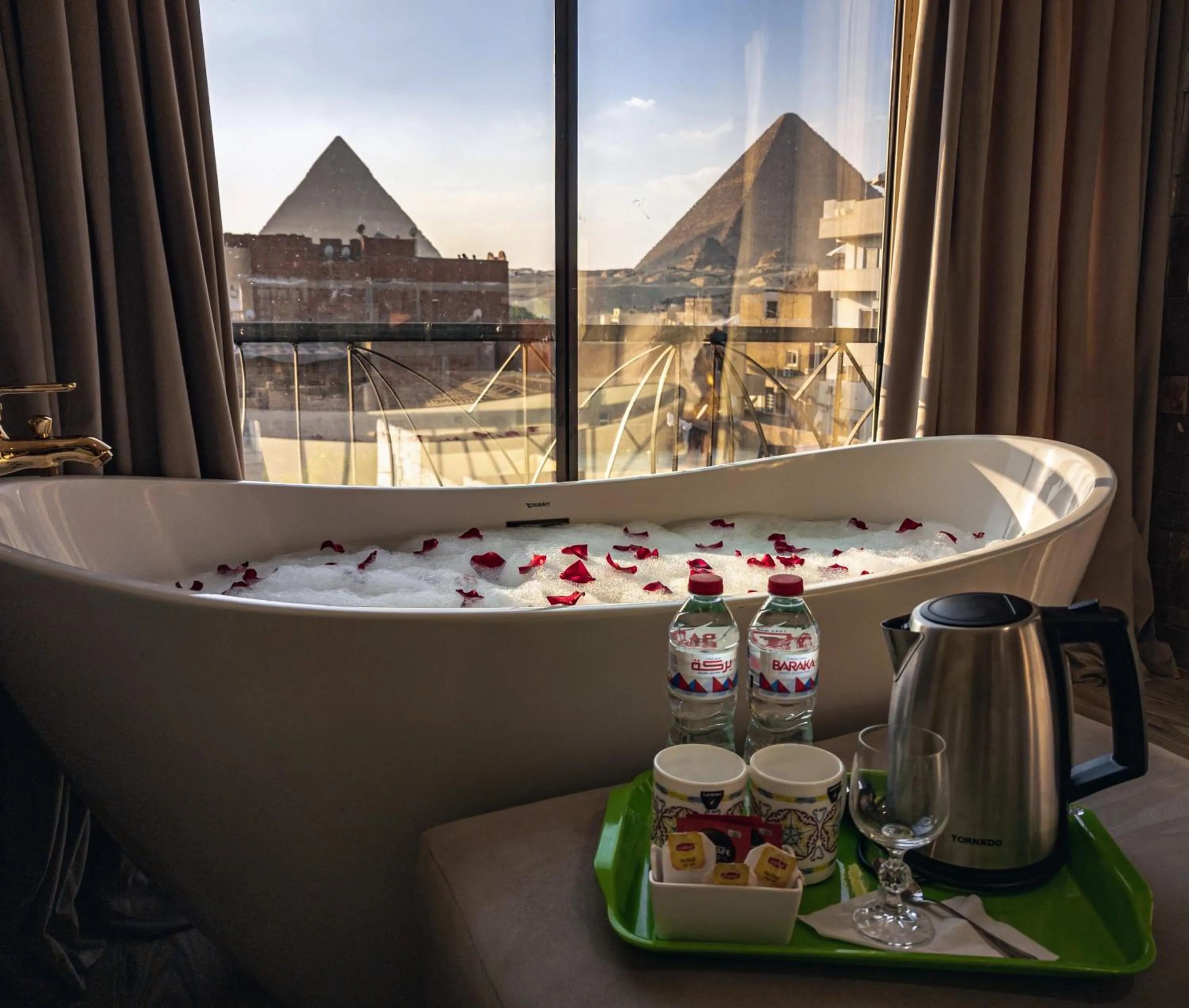 Hot Tub in Sphinx Golden Gate Pyramids