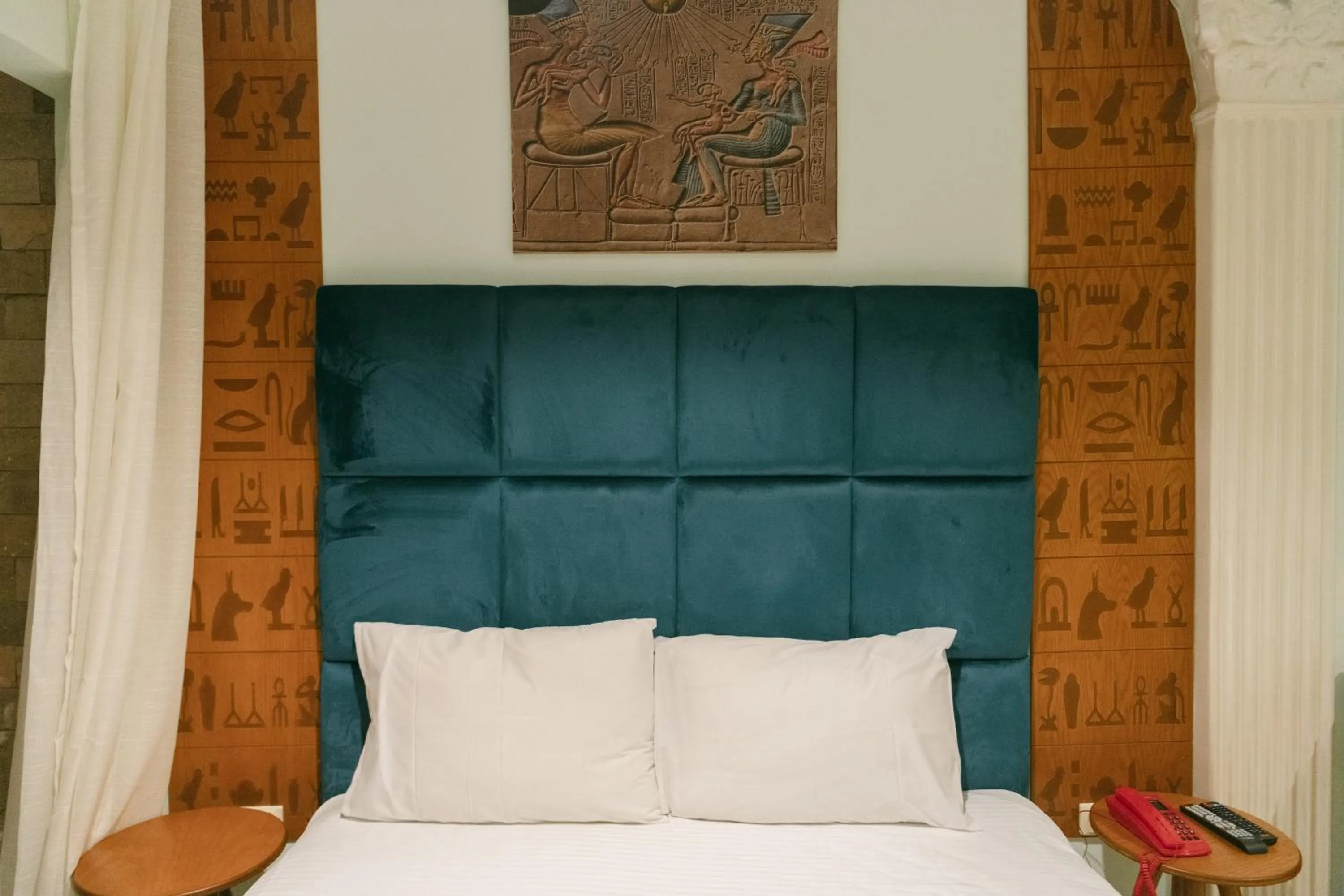 Bed in Sphinx Golden Gate Pyramids