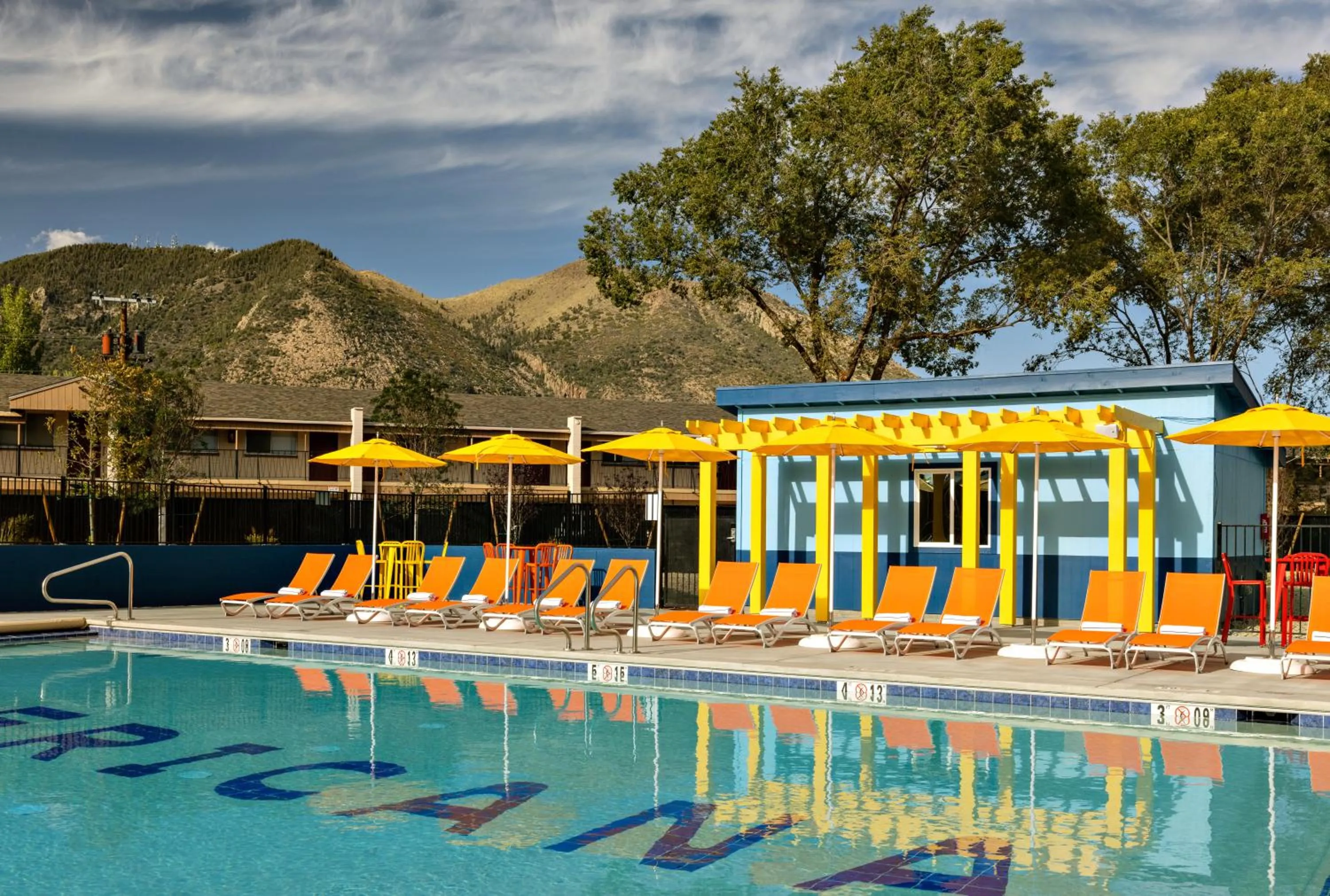 Swimming pool in Americana Motor Hotel