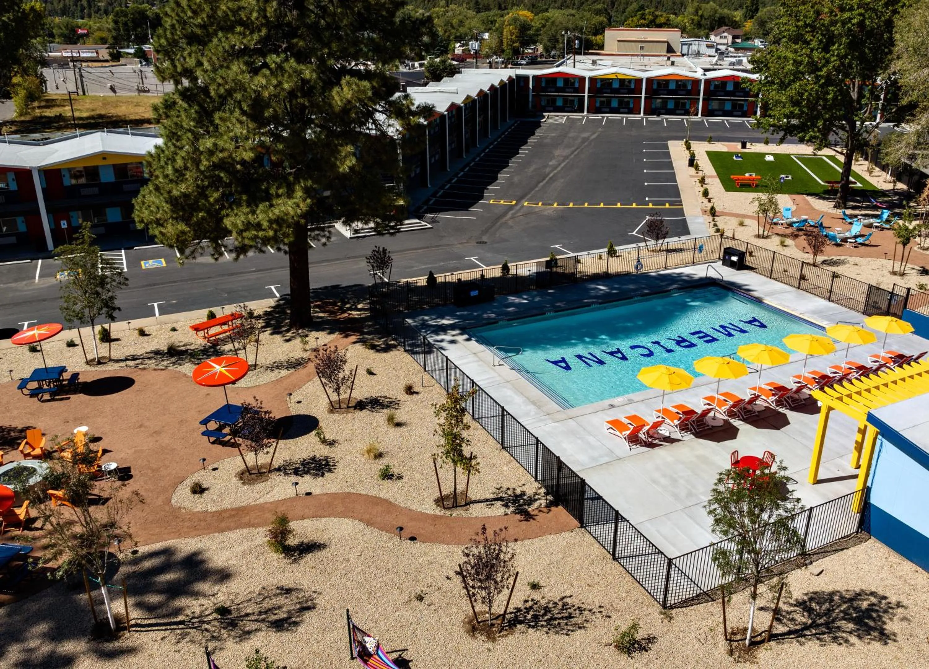 Swimming pool in Americana Motor Hotel