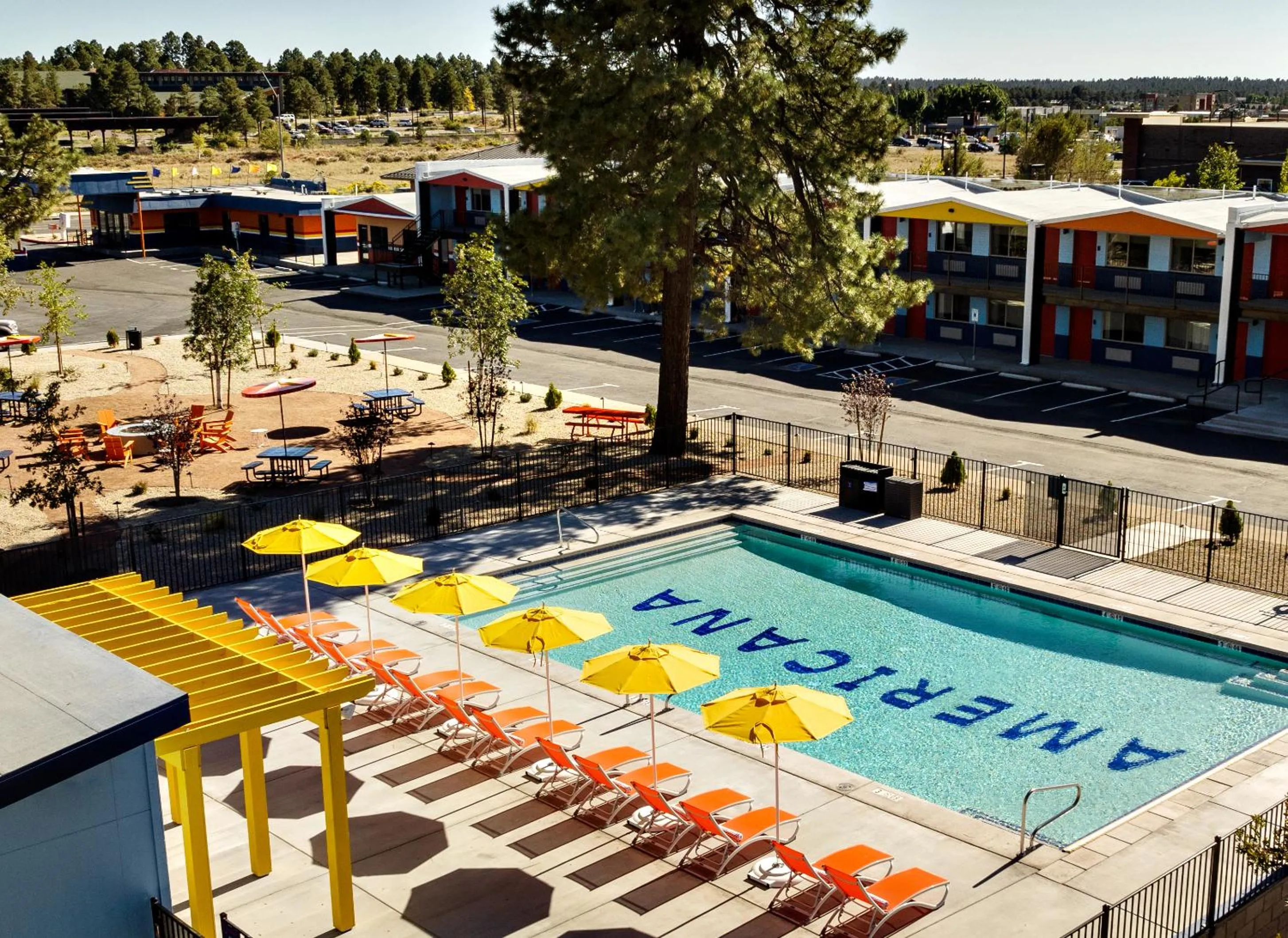Swimming pool in Americana Motor Hotel