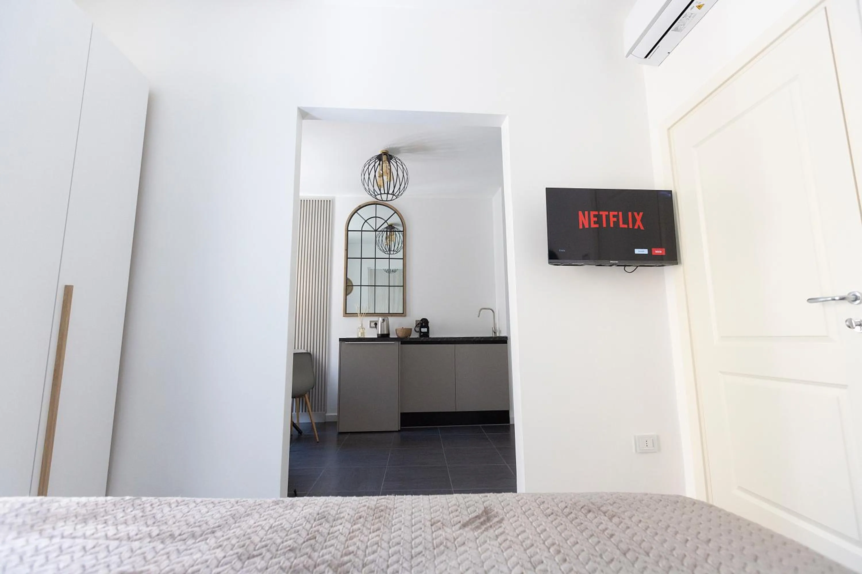 TV and multimedia, Bed in Lena Suite Bari Vecchia
