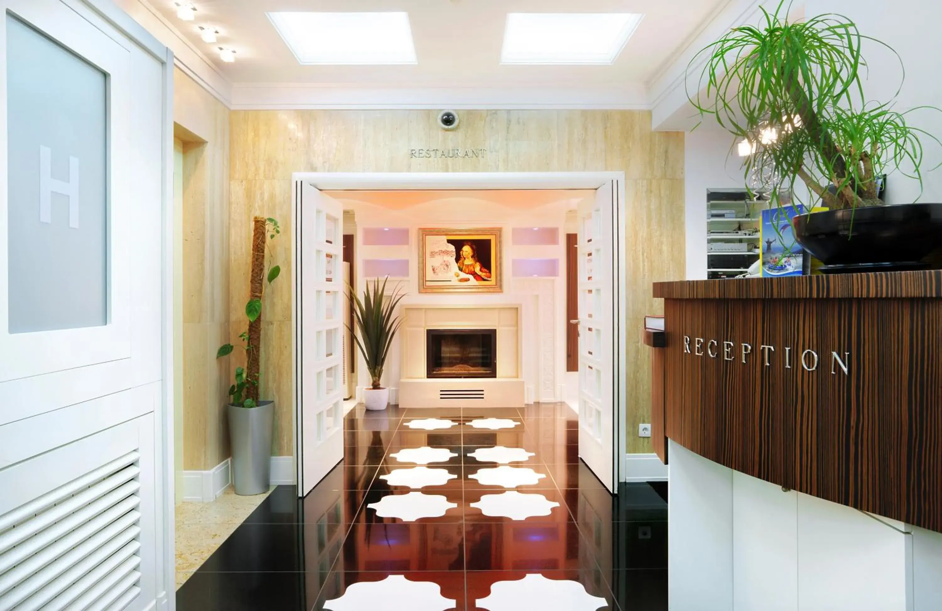 Lobby or reception, Bed in Garni Hotel Crystal Lobby or reception, Bed in Garni Hotel Crystal