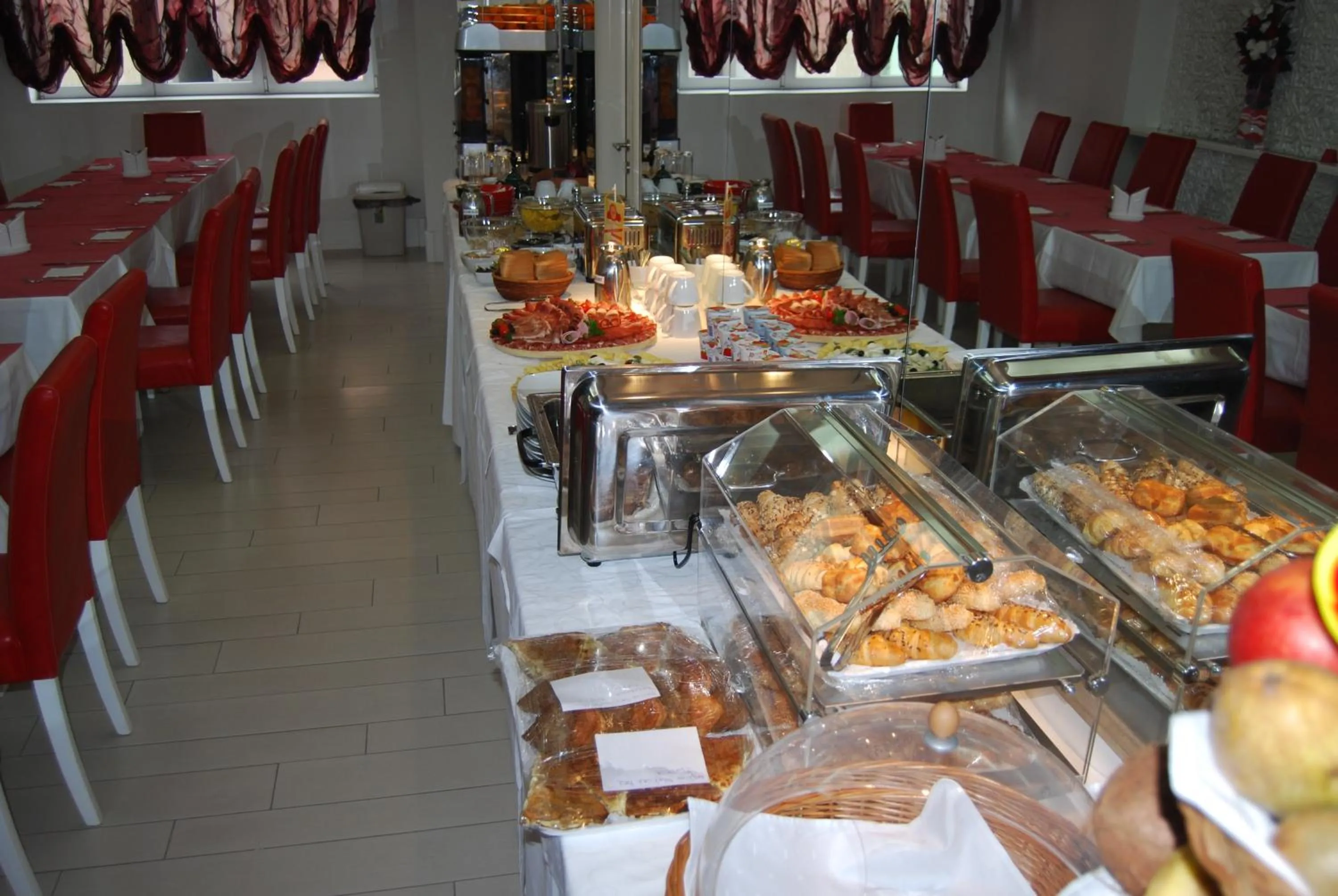 Restaurant/places to eat in Garni Hotel Crystal