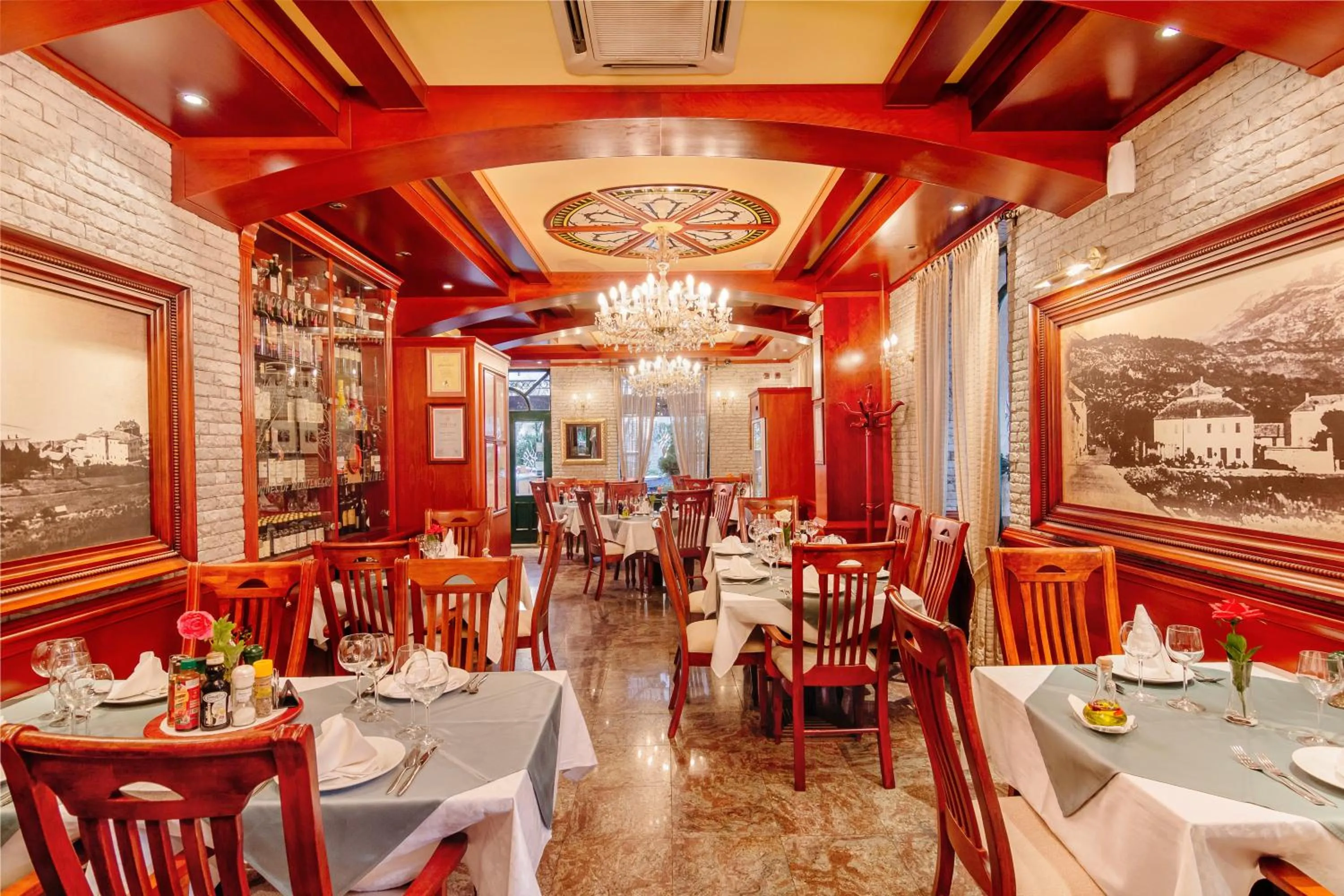 Restaurant/places to eat in Hotel Montenegrino