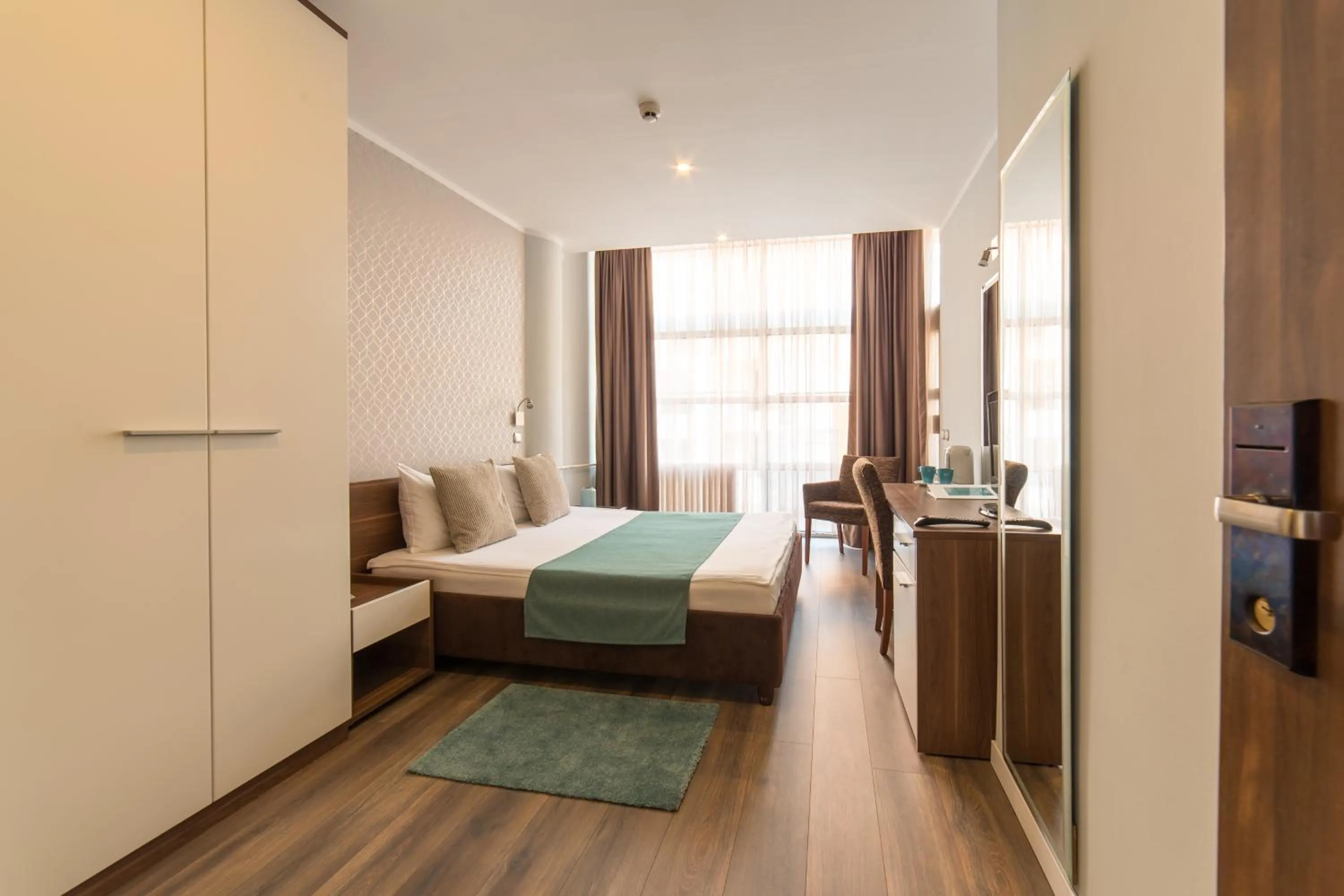 Shower, Bed in Balkan Hotel Garni