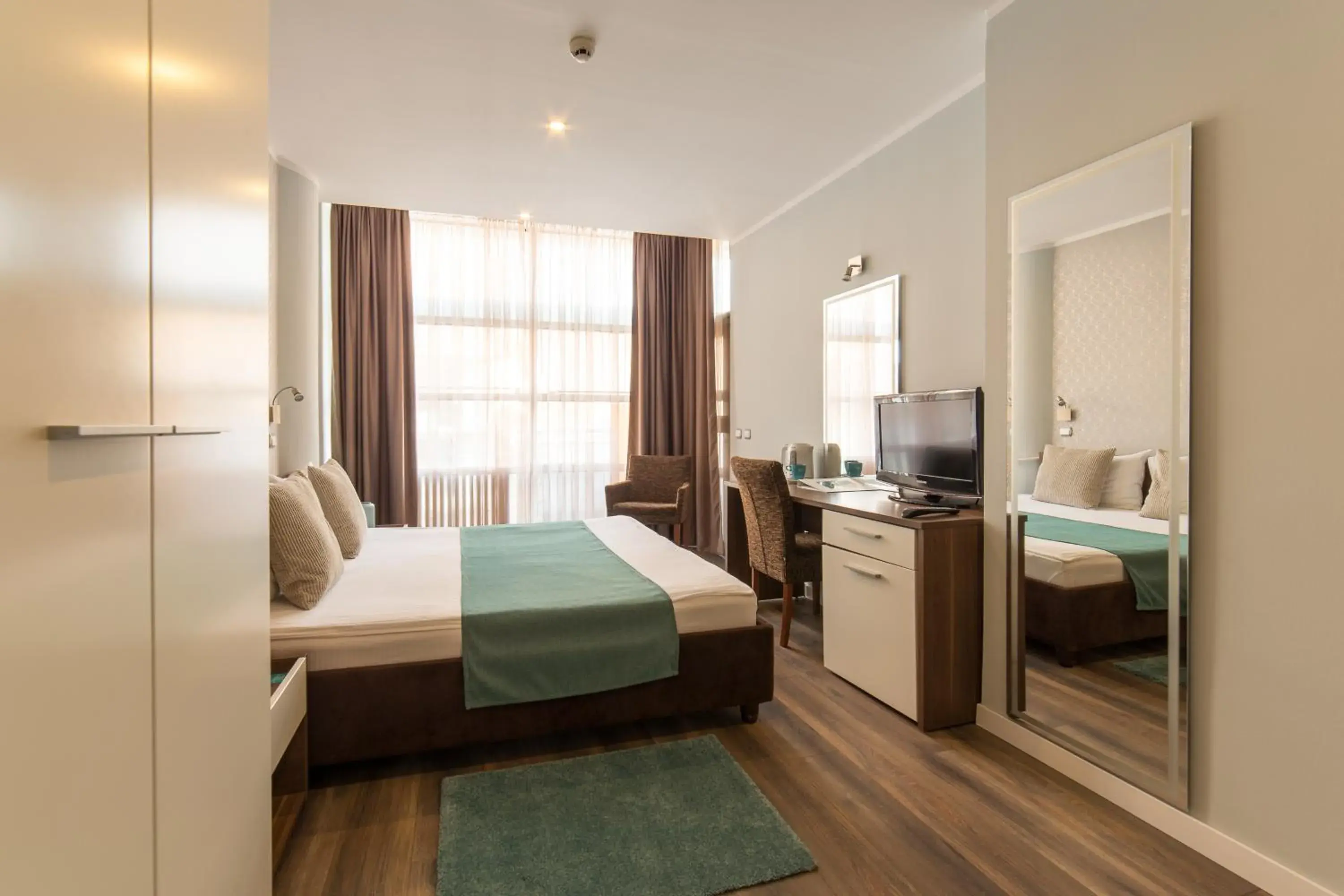 Shower, Bed in Balkan Hotel Garni Shower, Bed in Balkan Hotel Garni