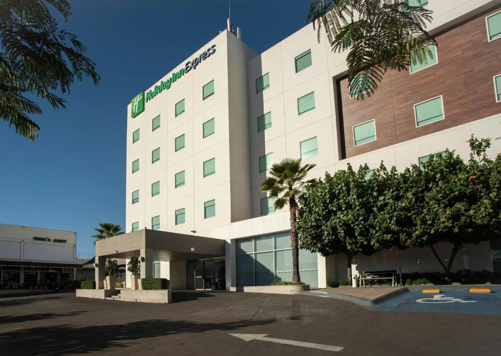 Property building in Holiday Inn Express Guadalajara Iteso by IHG Property building in Holiday Inn Express Guadalajara Iteso by IHG