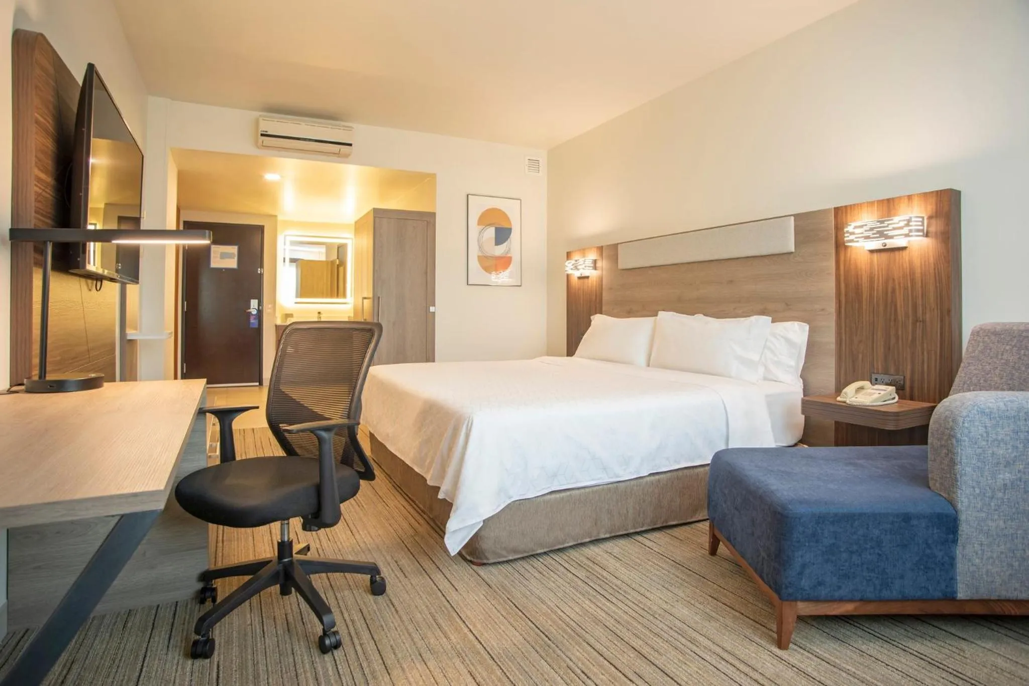 Photo of the whole room, Bed in Holiday Inn Express Guadalajara Iteso by IHG