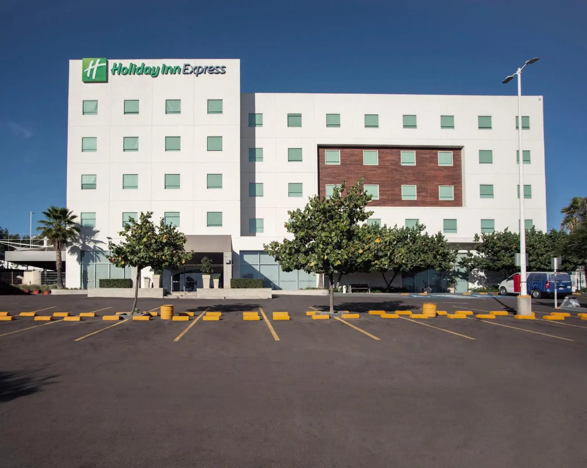 Property building in Holiday Inn Express Guadalajara Iteso by IHG Property building in Holiday Inn Express Guadalajara Iteso by IHG
