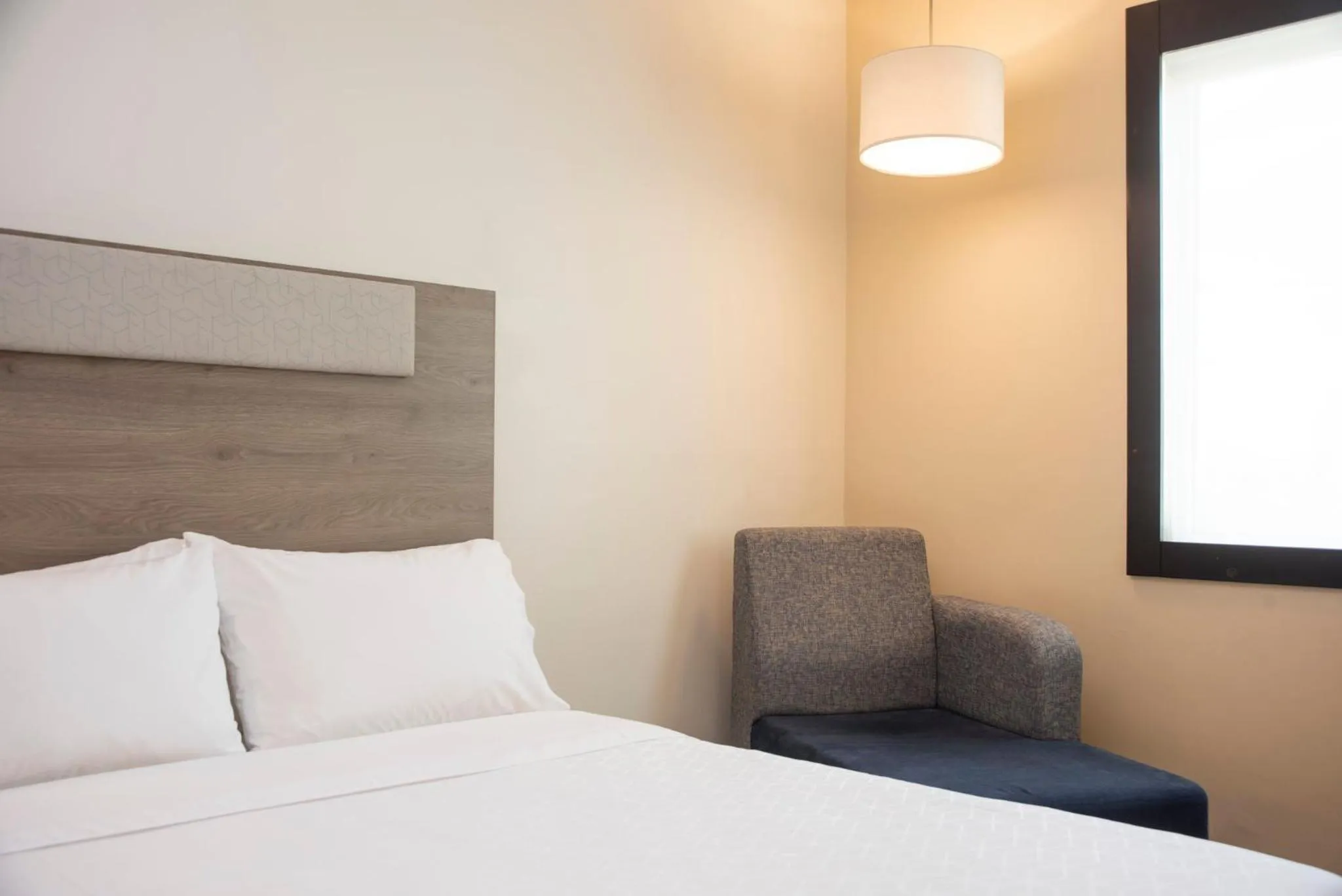 Photo of the whole room, Bed in Holiday Inn Express Guadalajara Iteso by IHG